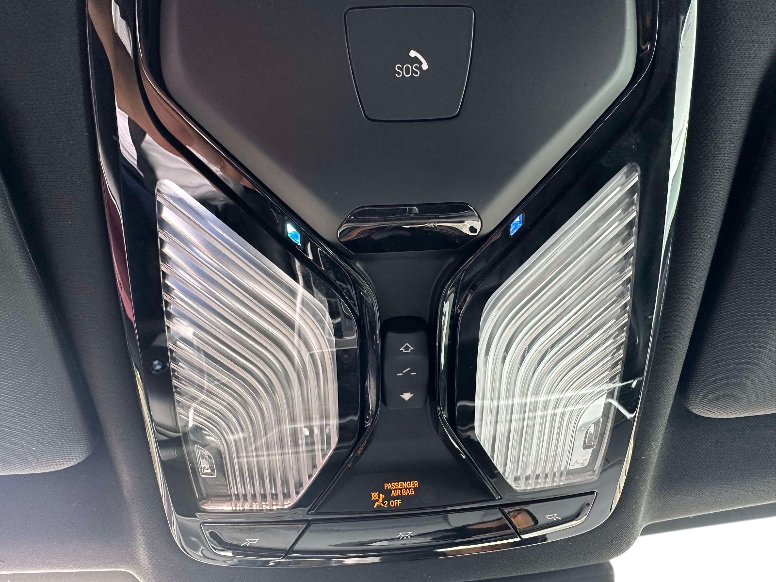 Used 2025 White BMW xDrive50e Plug-In Hybrid image 37