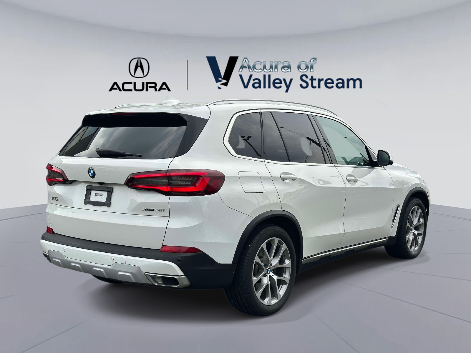 Used 2021 Alpine White BMW xDrive40i Sports Activity Vehicle image 5
