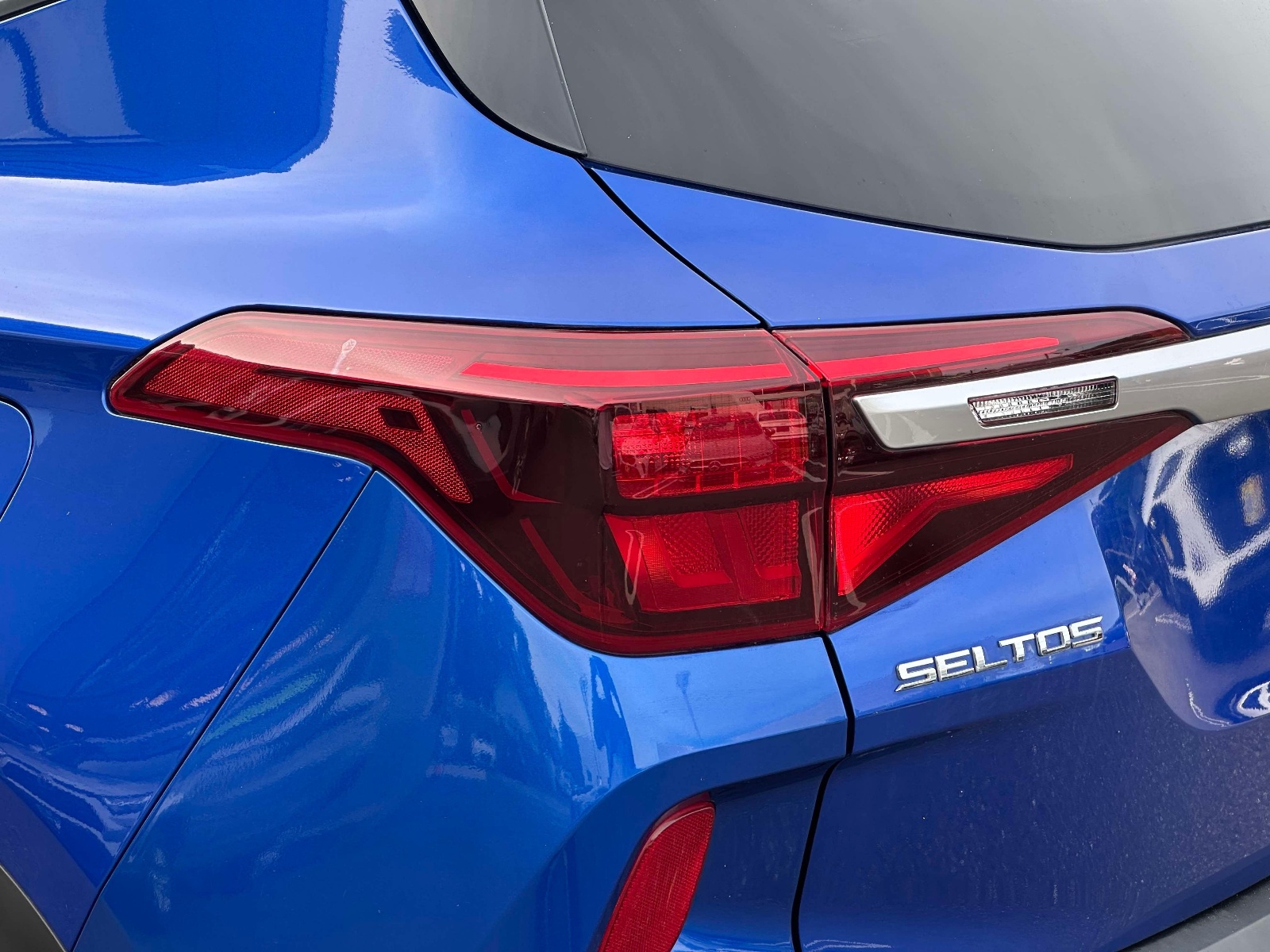 Used 2021 Neptune Blue Kia LX IVT AWD image 16