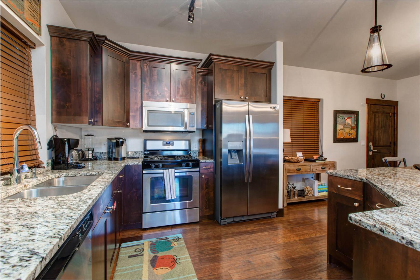 Bear Hollow Ridge 2308: Gleaming granite countertops with tons of workspace, fully equipped with large modern appliances and ample supply of utensils for convenient stay-in meal preparation.