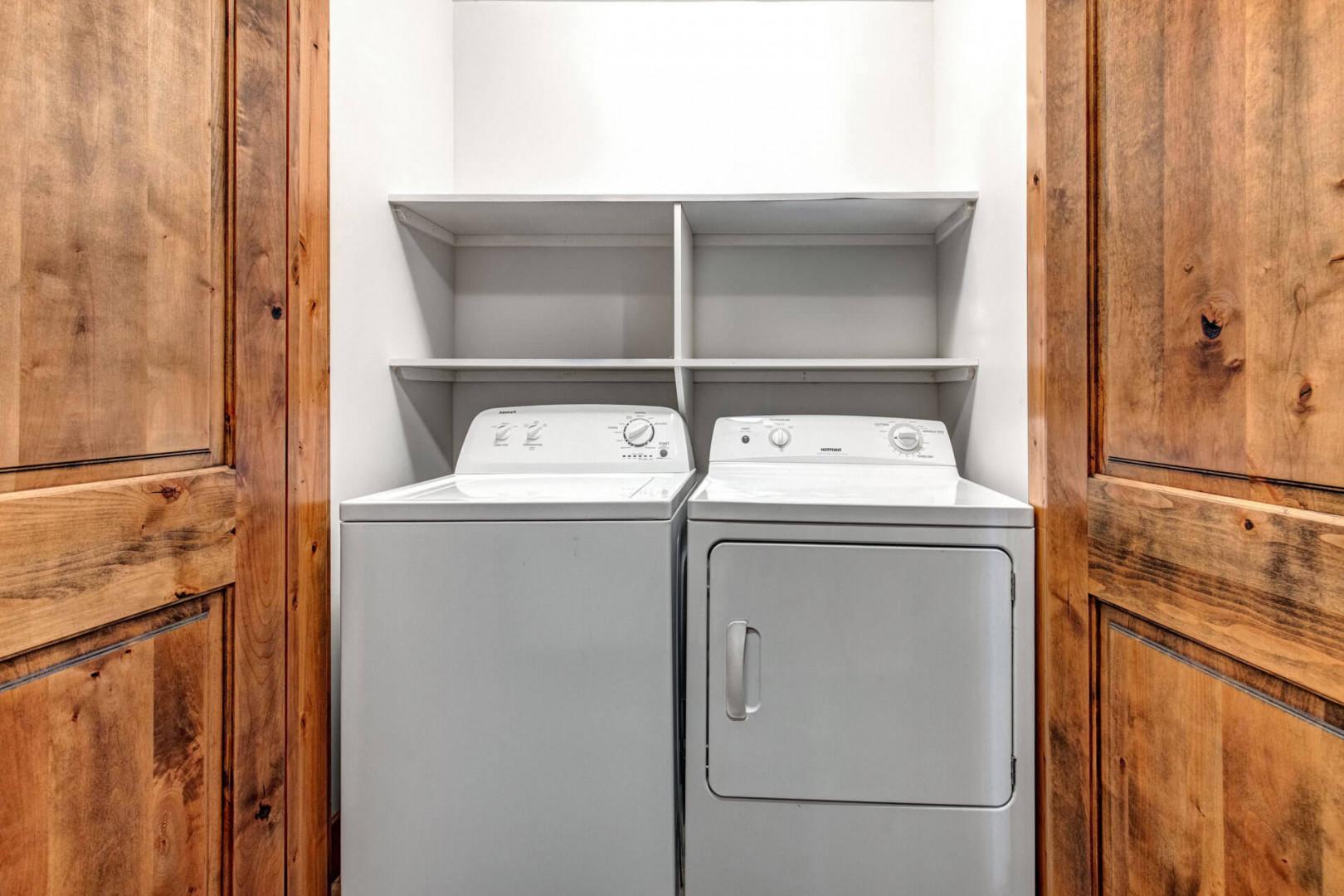 You'll appreciate the convenience of having a full-size washer and dryer tucked into your stay, making it easy to pack light and keep clothes fresh throughout your trip.