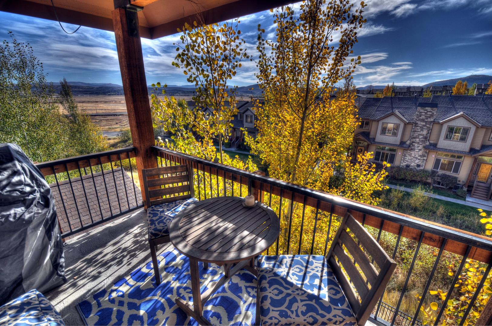 Bear Hollow Lodges 3307: Through the sliding doors of the main living room there is access to the deck, immaculate views and even a gas BBQ grill.