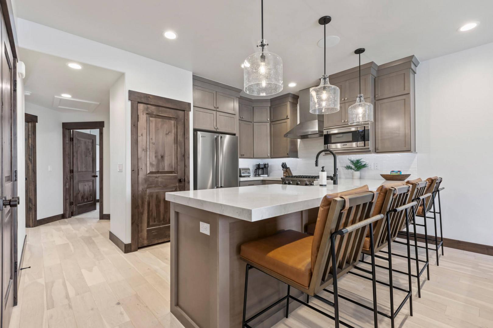 Black Rock Ridge 14488: Cozy bar stools by the kitchen bar table, perfect for breakfast.