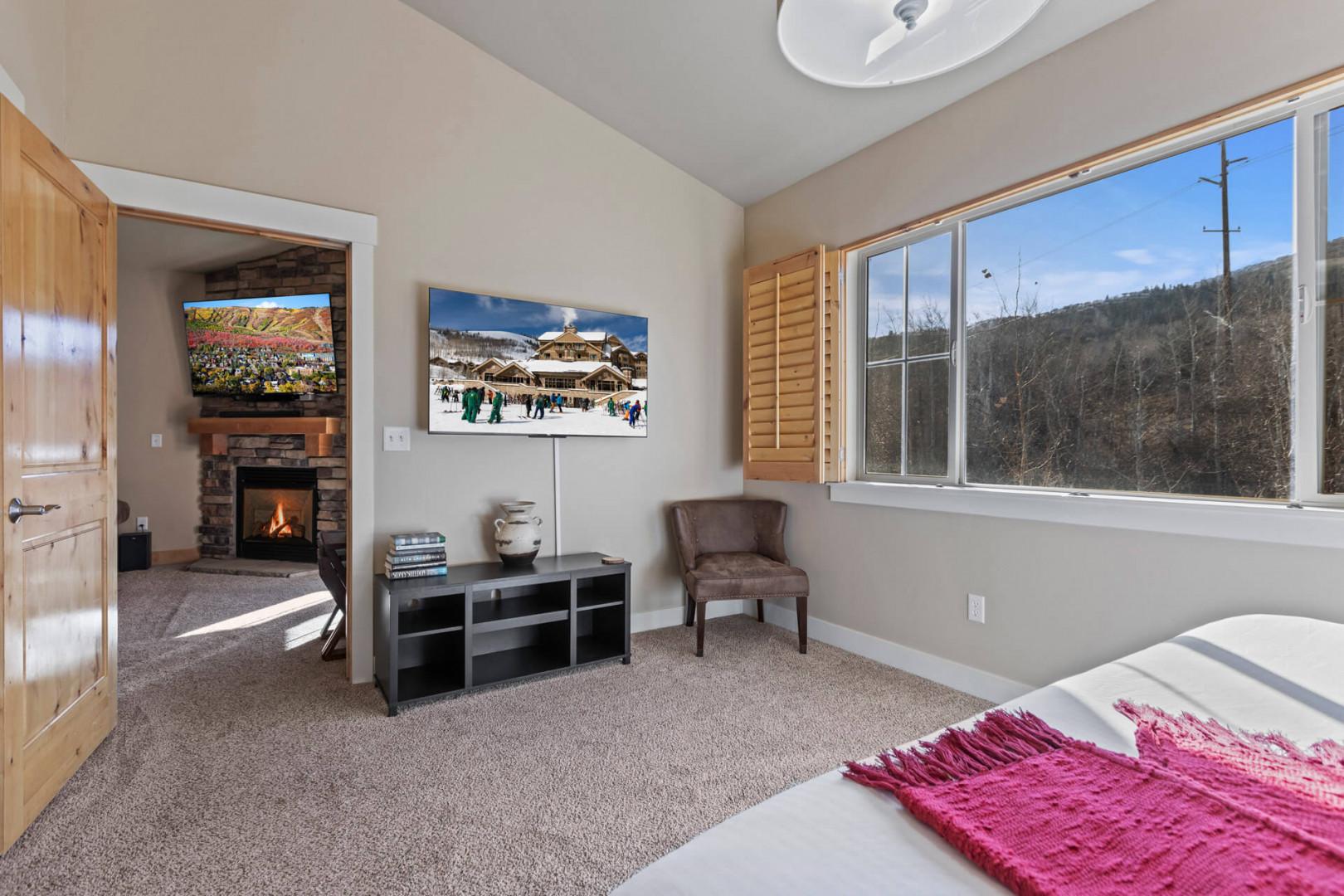 Bear Hollow 1404: Cozy seating area with a view for relaxation and entertainment.