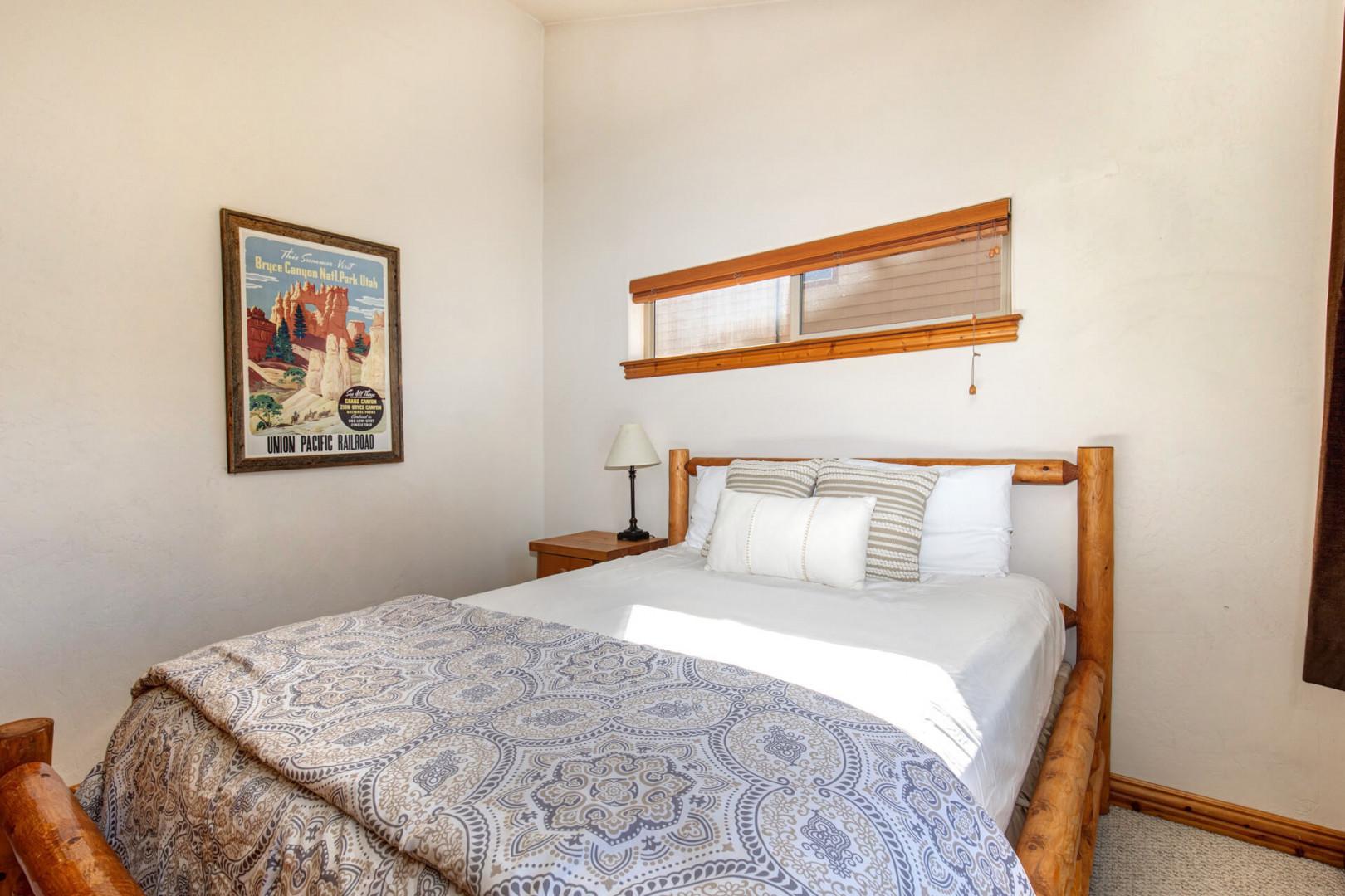 Bear Hollow Lodges 5474: Upstairs bedroom 3 with queen bed