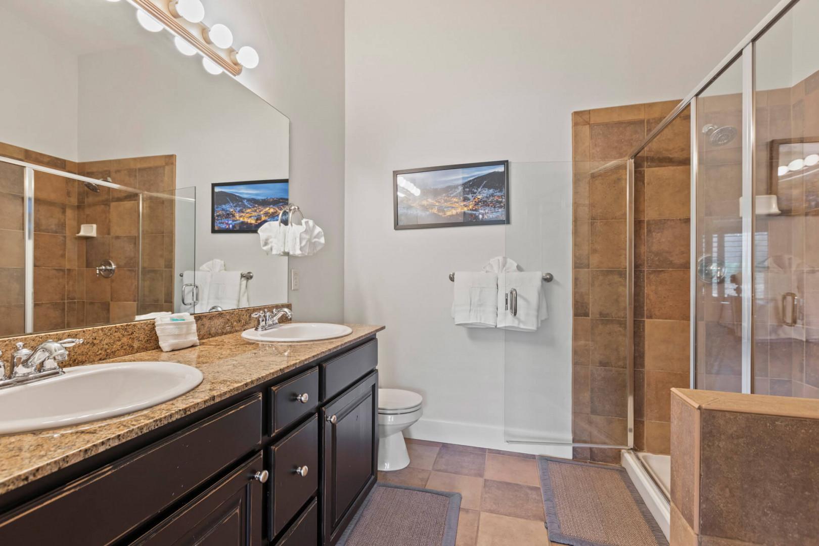 Bear Hollow Village 5595: Sleek sink, mirror, toilet, and shower in modern design.