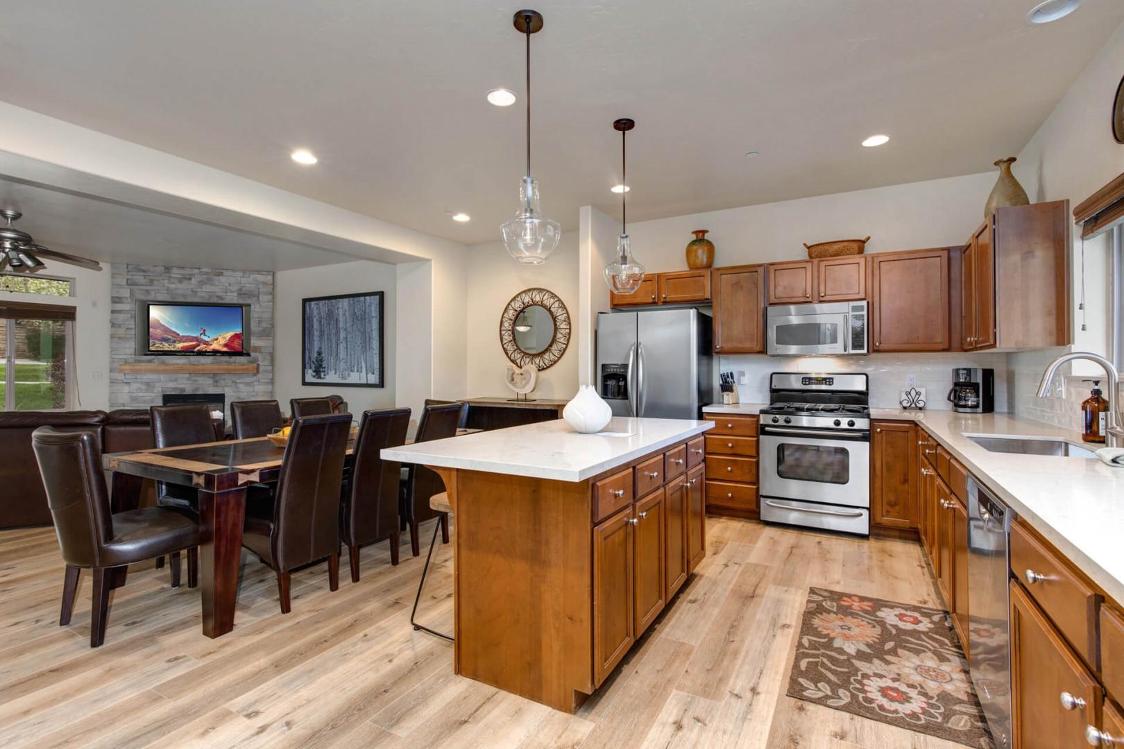 Bear Hollow Village 5610: Inviting space with dining table and cozy bar stools for gatherings.