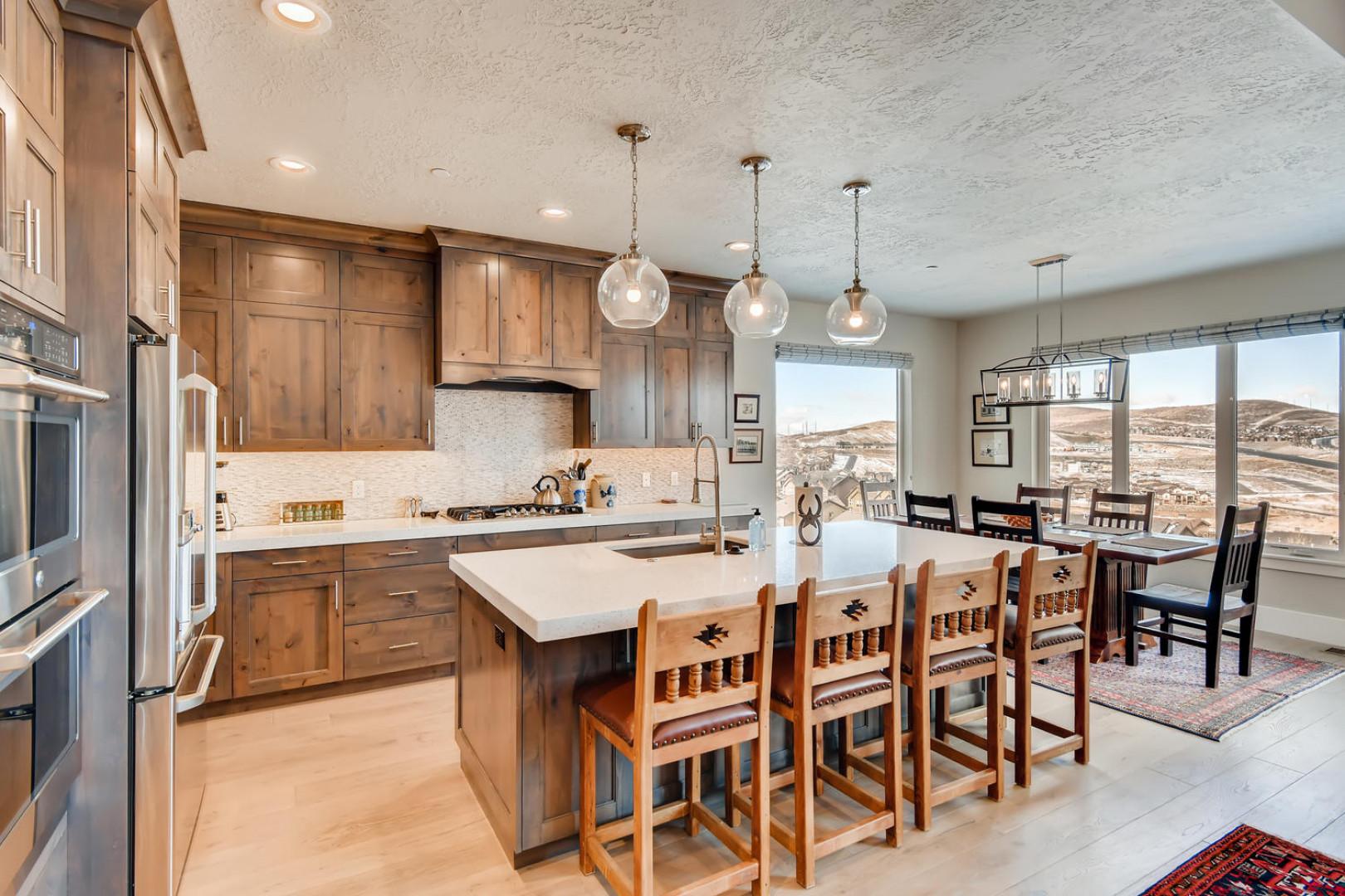 Jordanelle Estates 13299: Cozy bar stools by the kitchen bar table, perfect for breakfast.