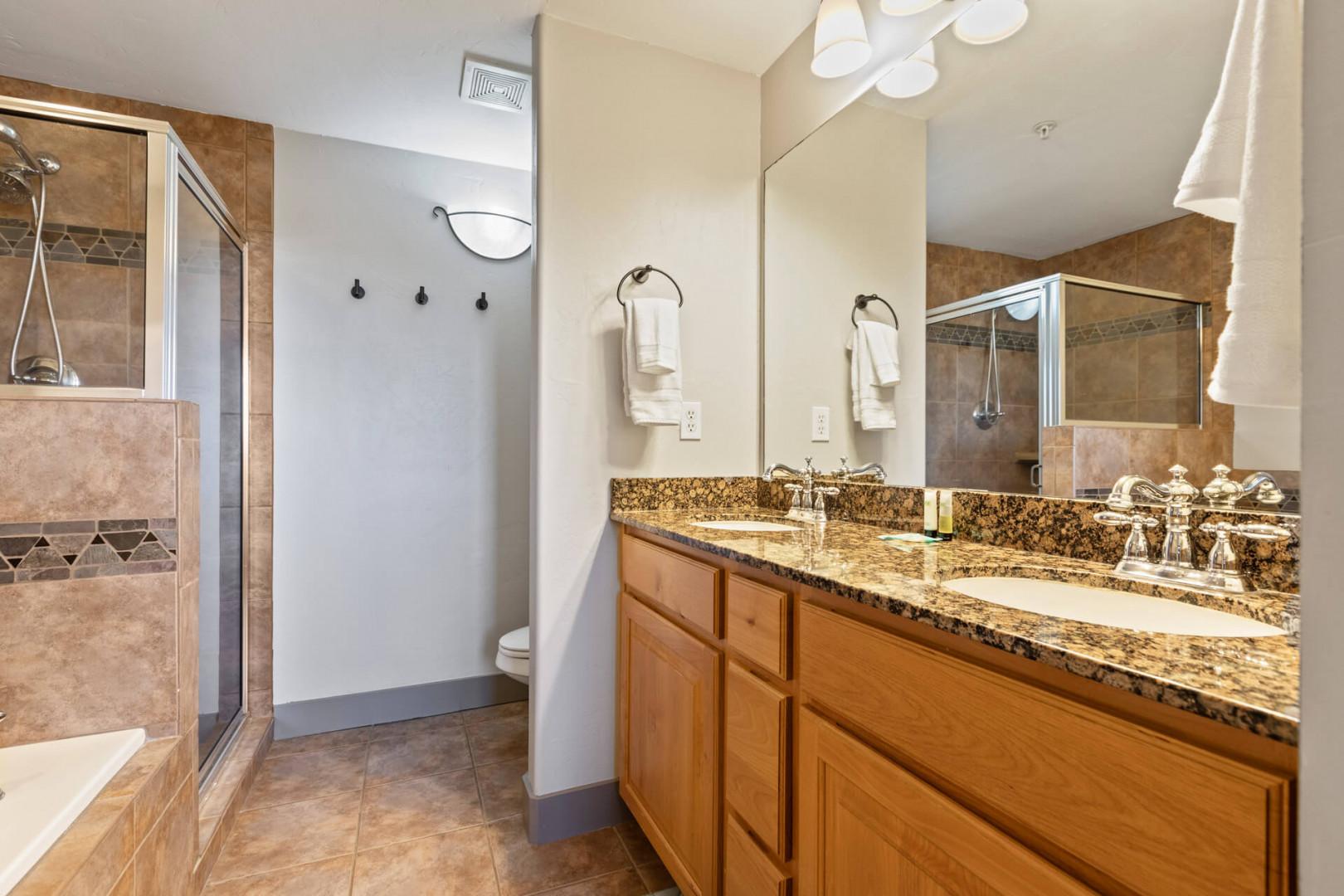 Bear Hollow Lodges 3307: In the Master bathroom there is separate shower and jetted tub directly across from the spacious double sink.