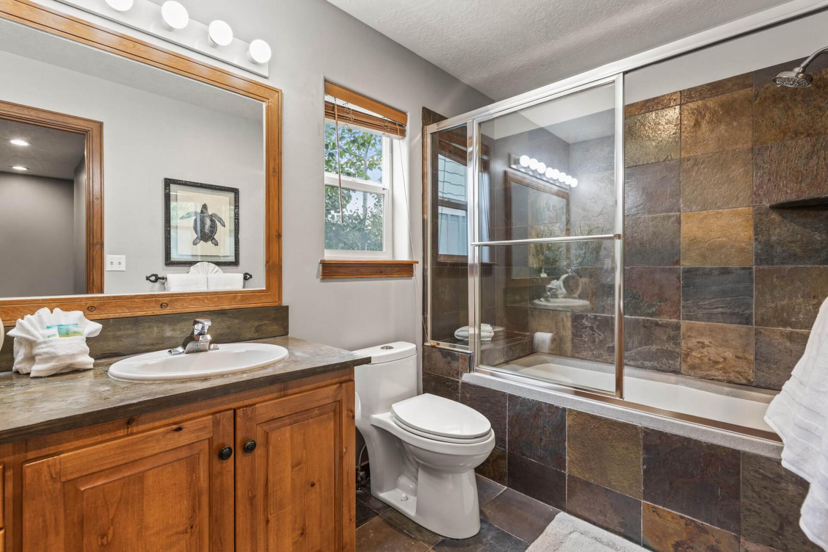 Bear Hollow Village 5458: Sleek sink, mirror, toilet, and convenient tub shower combo.