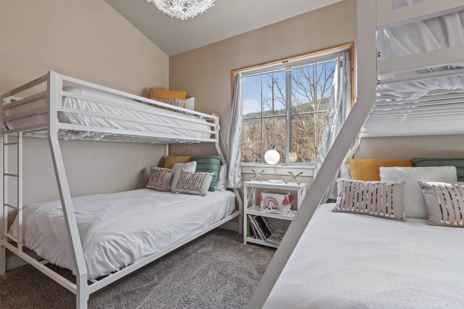 Bear Hollow 1404: Cozy 3rd bedroom with 2 bunk beds, perfect for sleepovers.