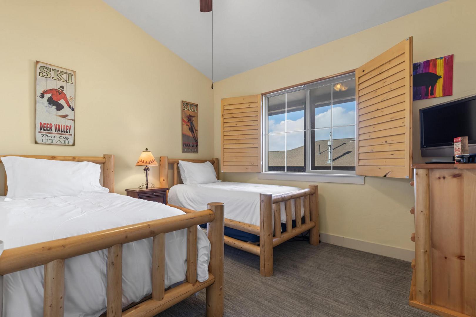 Bear Hollow Lodge 1401:  The third guest bedroom has two log twin-size beds extending the mountain ambiance.