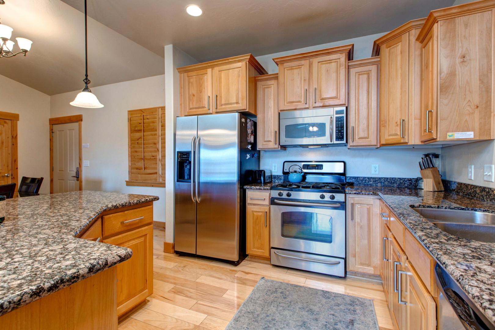 Bear Hollow Lodges 3307: In the kitchen you’ll find granite countertops and stainless steel appliances with everything you’ll need to prepare meals in.