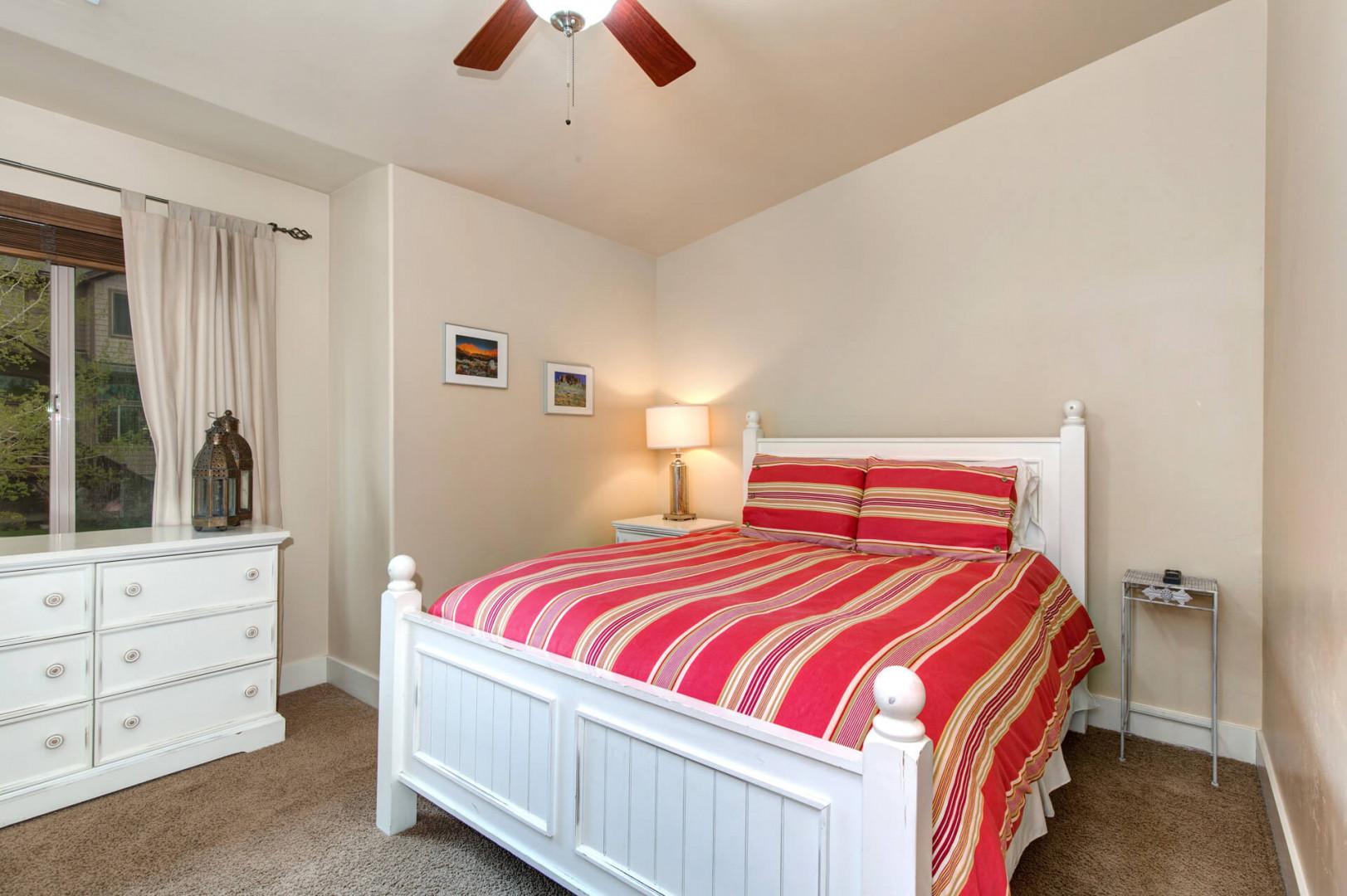 Bear Hollow Village 5610: Upstairs Queen Bedroom with TV