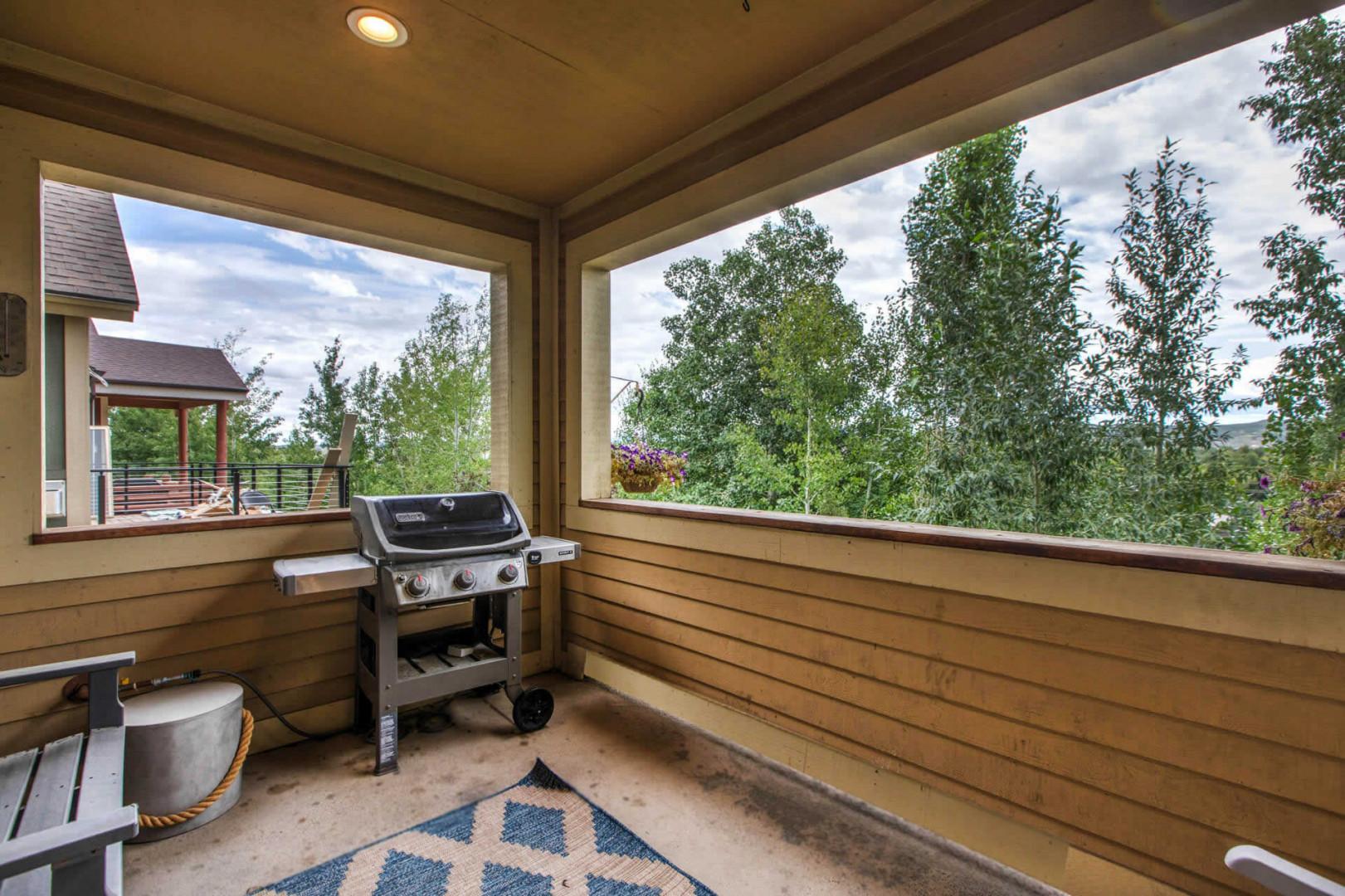 Bear Hollow Village 5458: Inviting outdoor space with a convenient gas grill for al fresco dining.