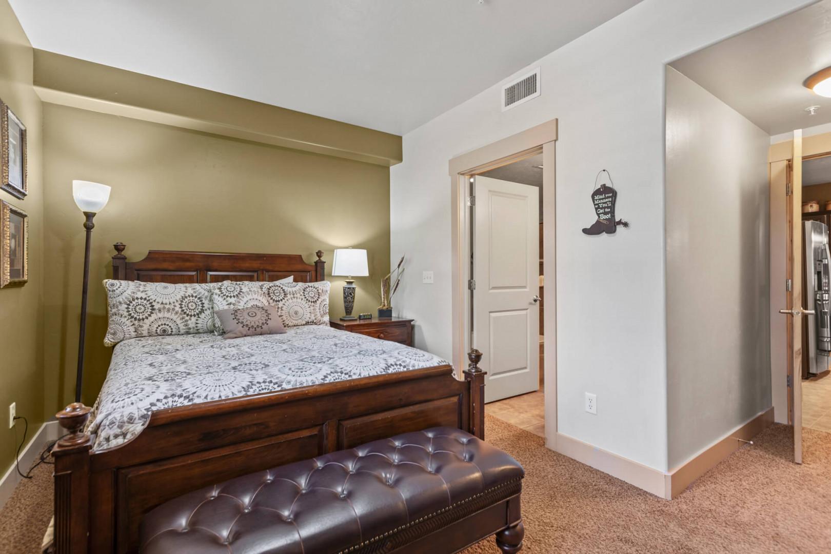 Bear Hollow Lodges 4201: The Master bedroom is a retreat that invites you to enjoy the comfortable bed and luxury bedding with an attached, beautifully appointed bathroom.