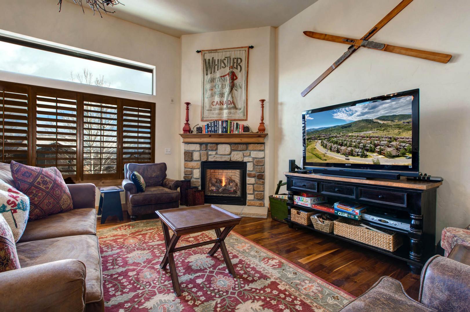 Bear Hollow Village 5437: Unwind in our cozy living room, your sanctuary with a fireplace.