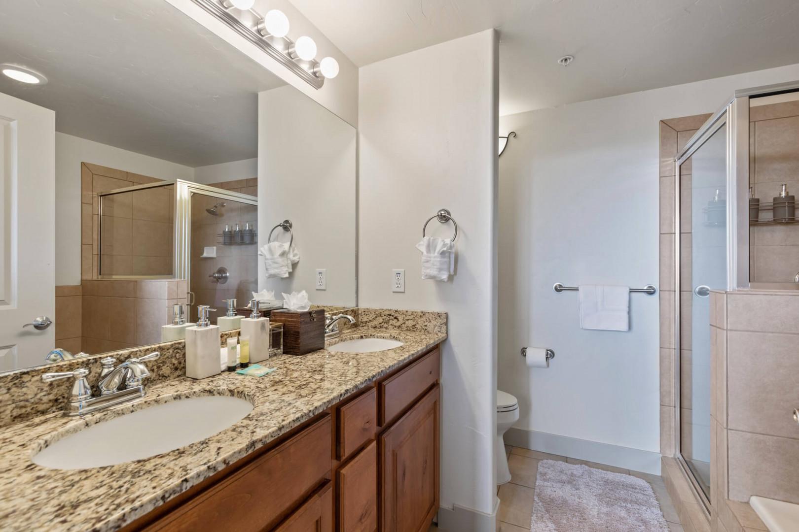 Vacation Rentals in Park City at Bear Hollow Lodges 1304: Primary ensuite bathroom