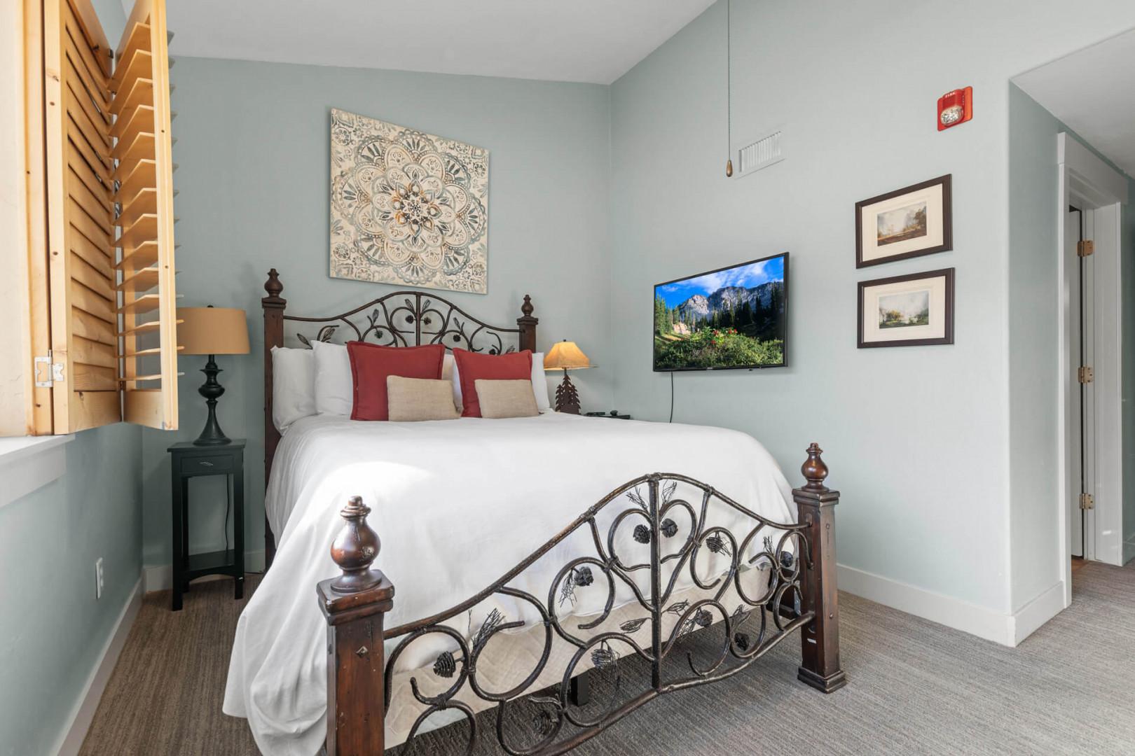 Bear Hollow Lodge 1401:  The primary bedroom features a comfy Queen-sized bed with luxurious bedding.