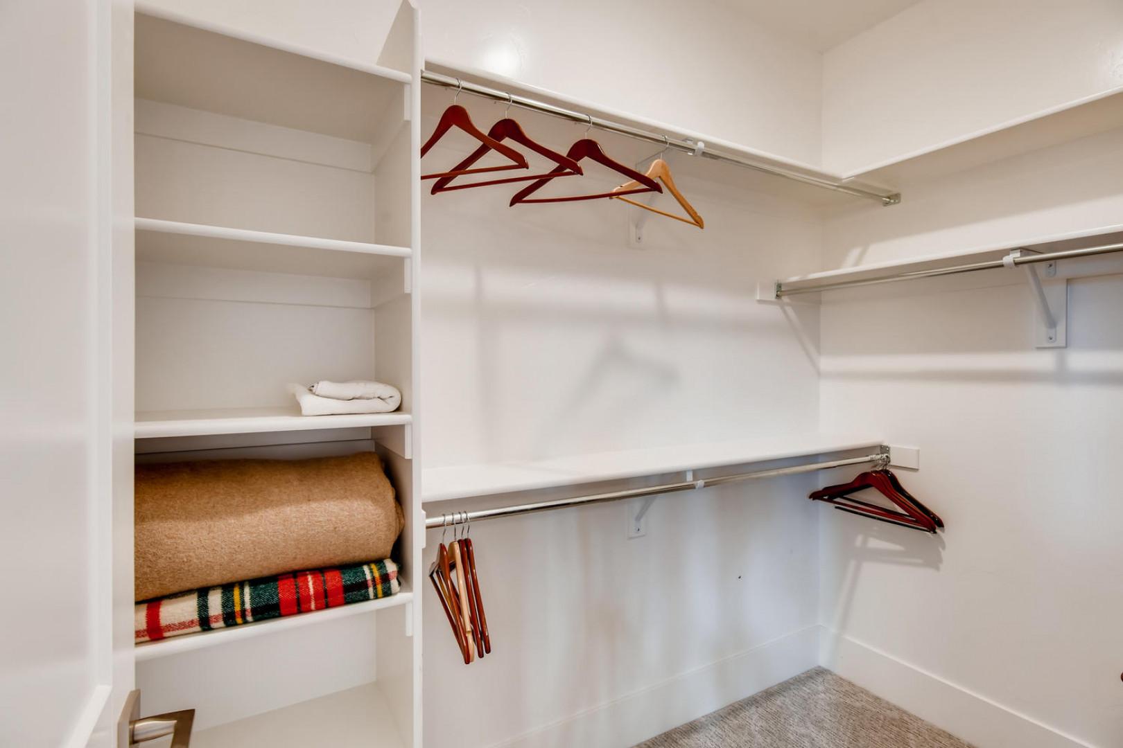 Jordanelle Estates 13299: : "Organized shelves and hangers await in this spacious wardrobe."