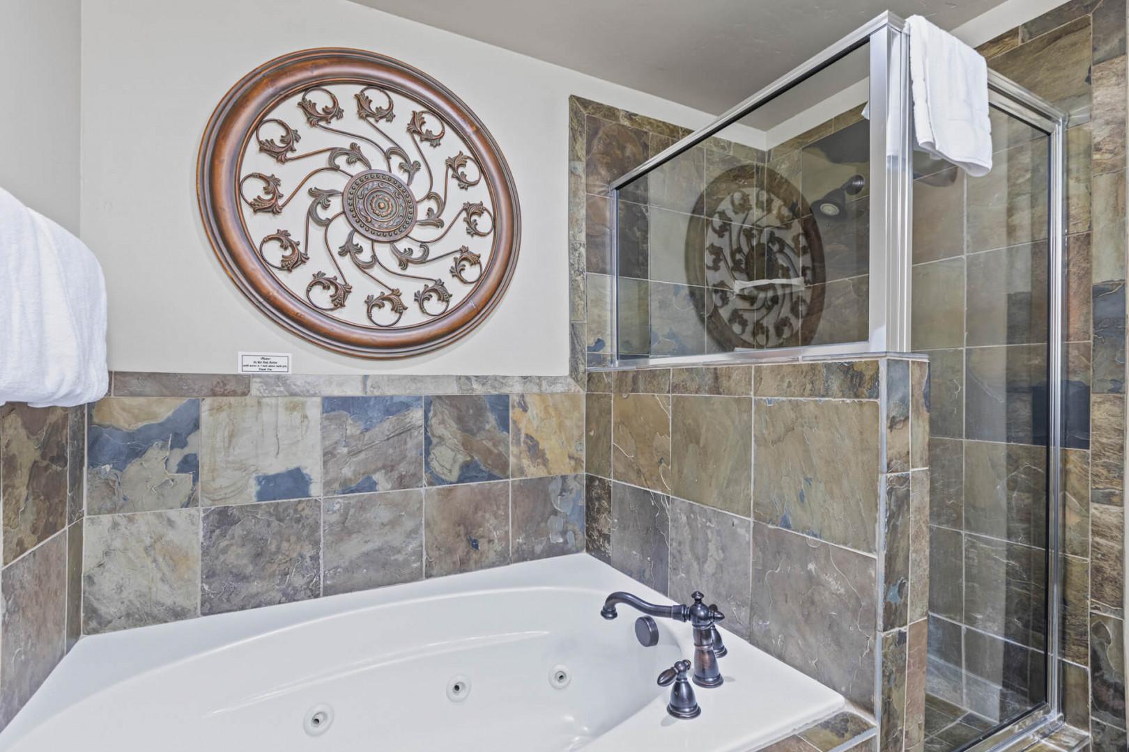 Bear Hollow 1404: Relaxing soak awaits in this convenient tub shower combo.