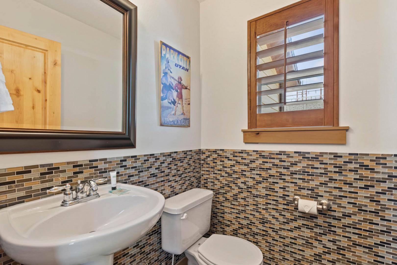 Bear Hollow Village 5595: Clean and essential amenities for a refreshing start to your day.