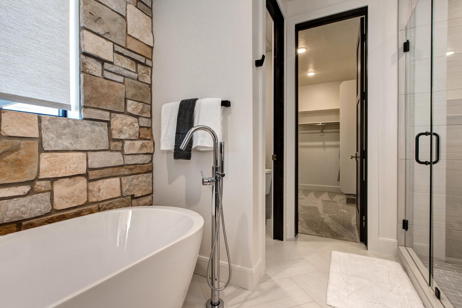 Jordanelle Estates 13201: Relaxing soak awaits in this convenient tub shower combo.