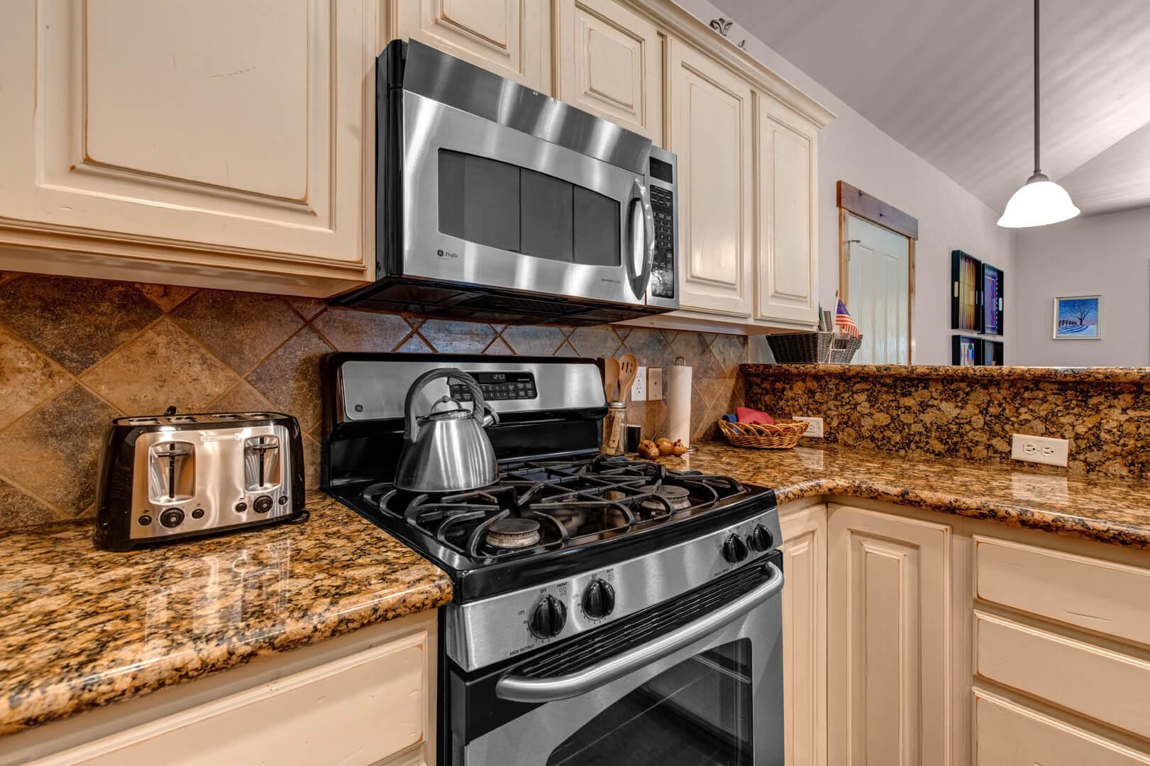 Bear Hollow Lodges 4403: Modern stainless steel appliances appoint this kitchen.