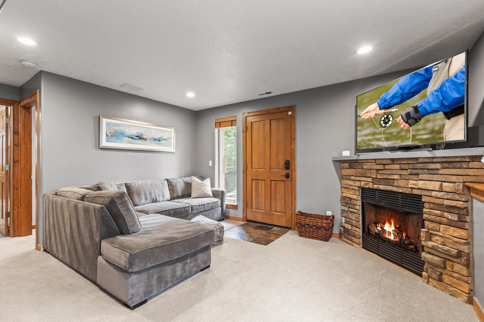 Bear Hollow Village 5458: Cozy ambiance with a view, perfect for relaxing by the fireplace.