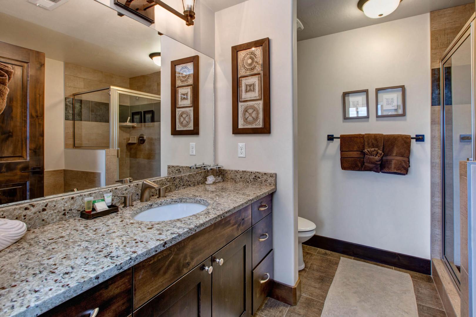 Bear Hollow Ridge 2308: A full attached bathroom to the Master bedroom has a separate shower and tub.