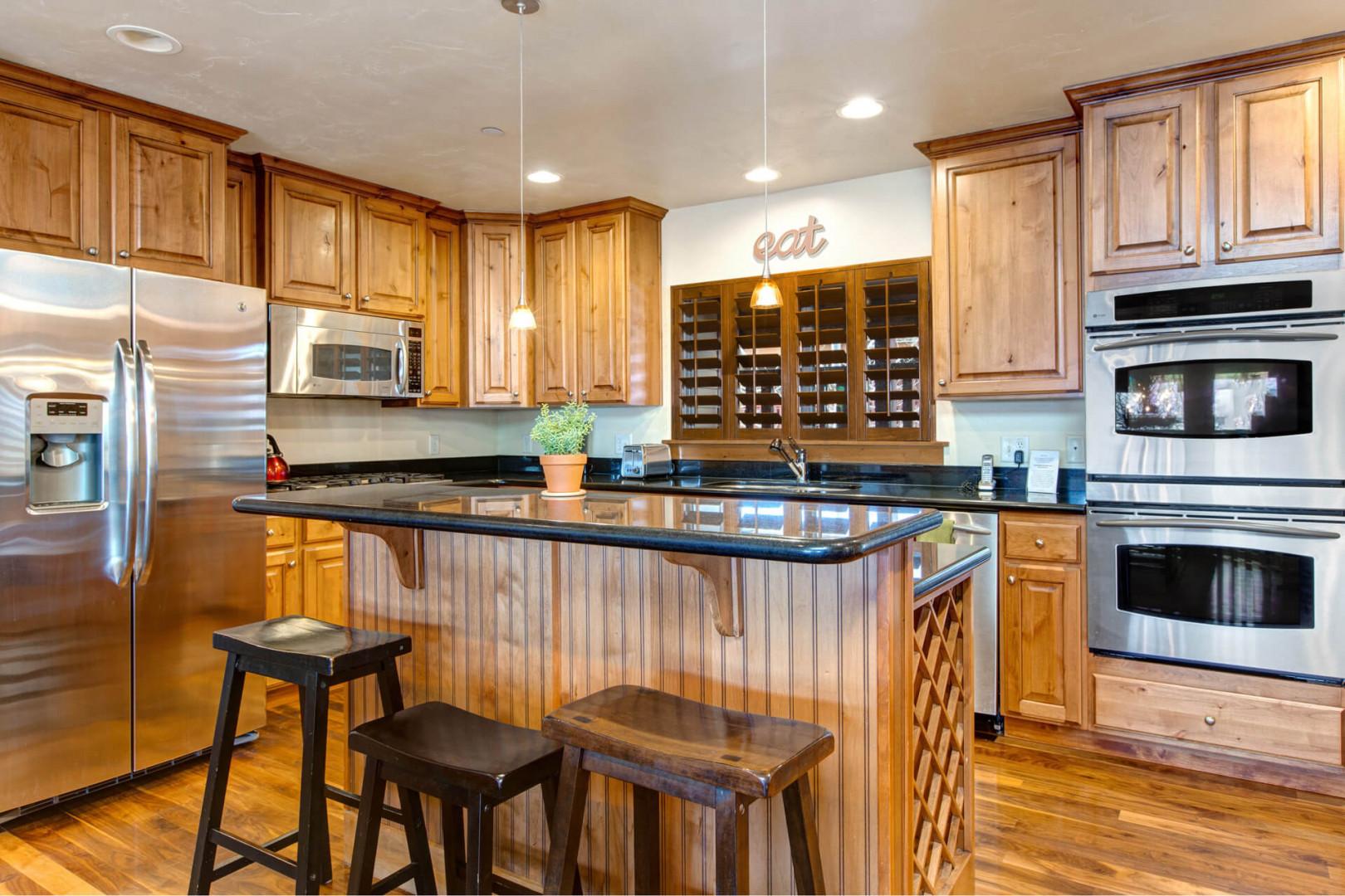 Bear Hollow Village 5437: The breakfast bar seats three in addition to the dining table.