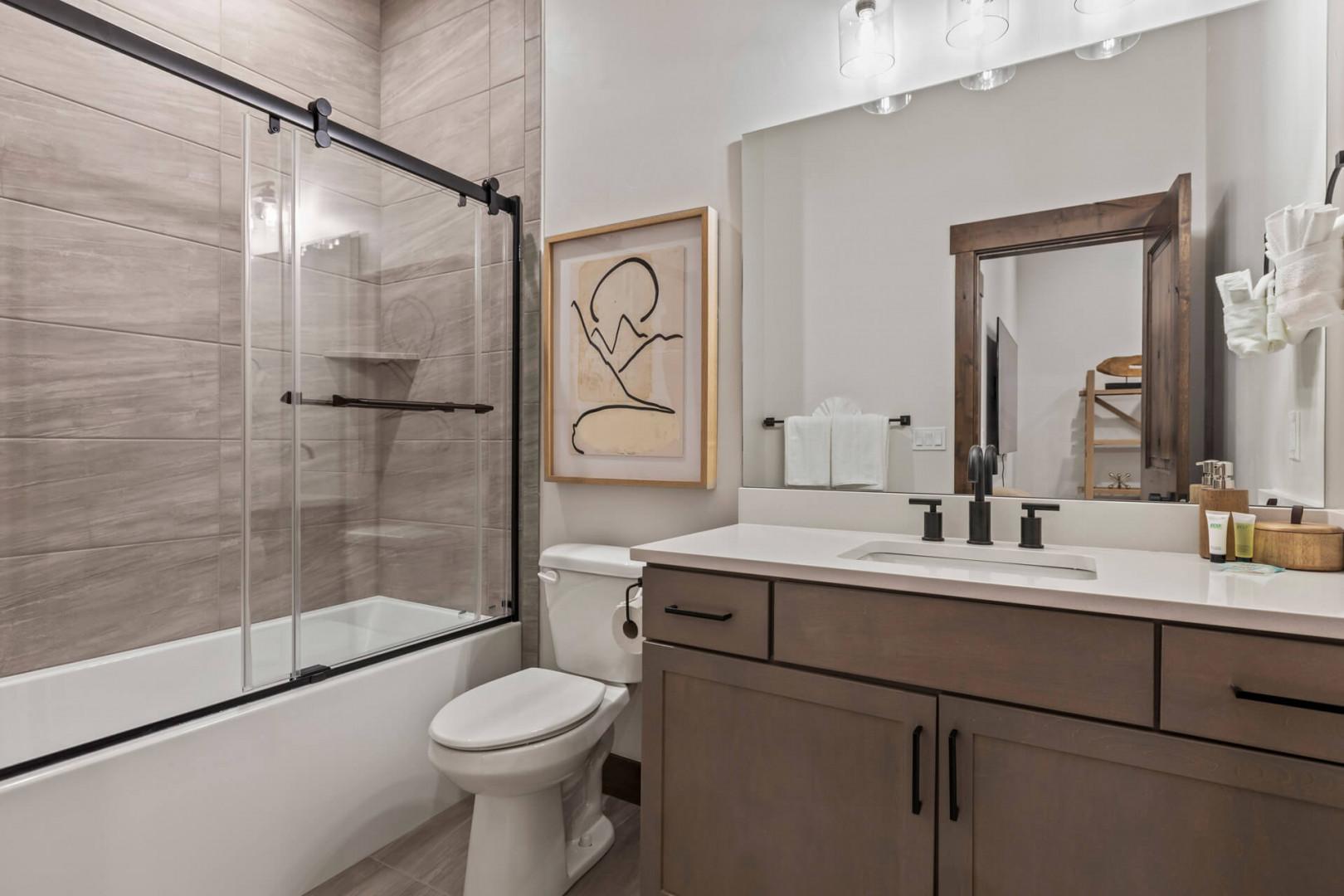 Black Rock Ridge 14488: Sleek sink, mirror, toilet, and convenient tub shower combo.