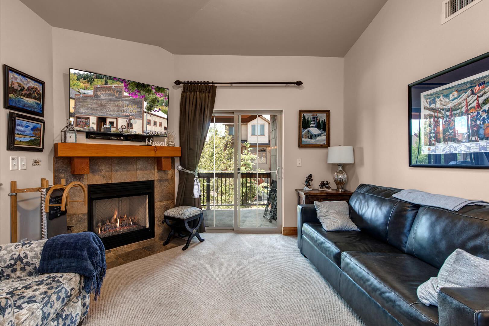 Bear Hollow Lodges 4403: Enjoy a comfortable and spacious living area with a gas fireplace for cozy warmth.