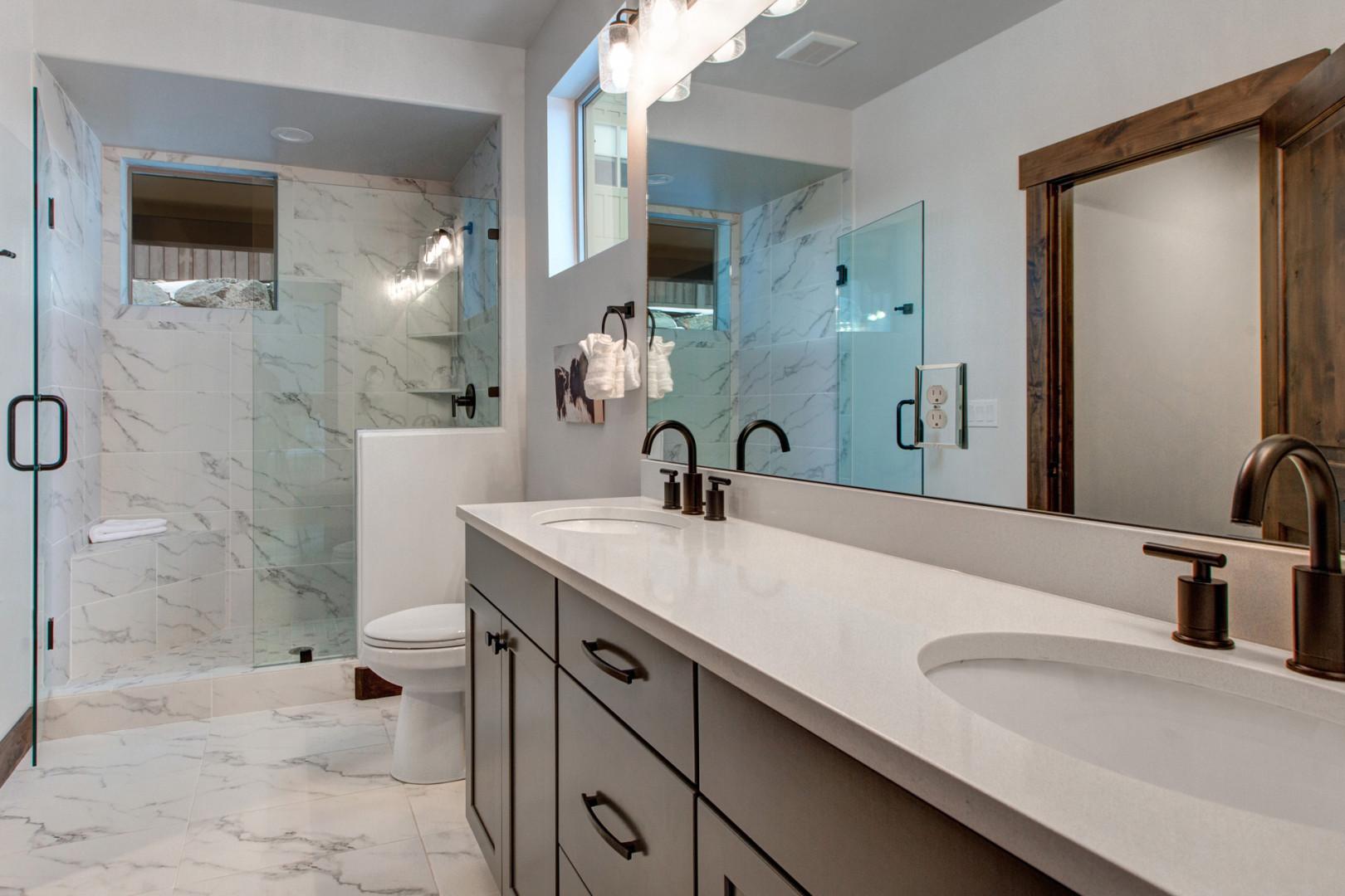 Black Rock Ridge 14494: Sleek sink, mirror, toilet, and shower in modern design.