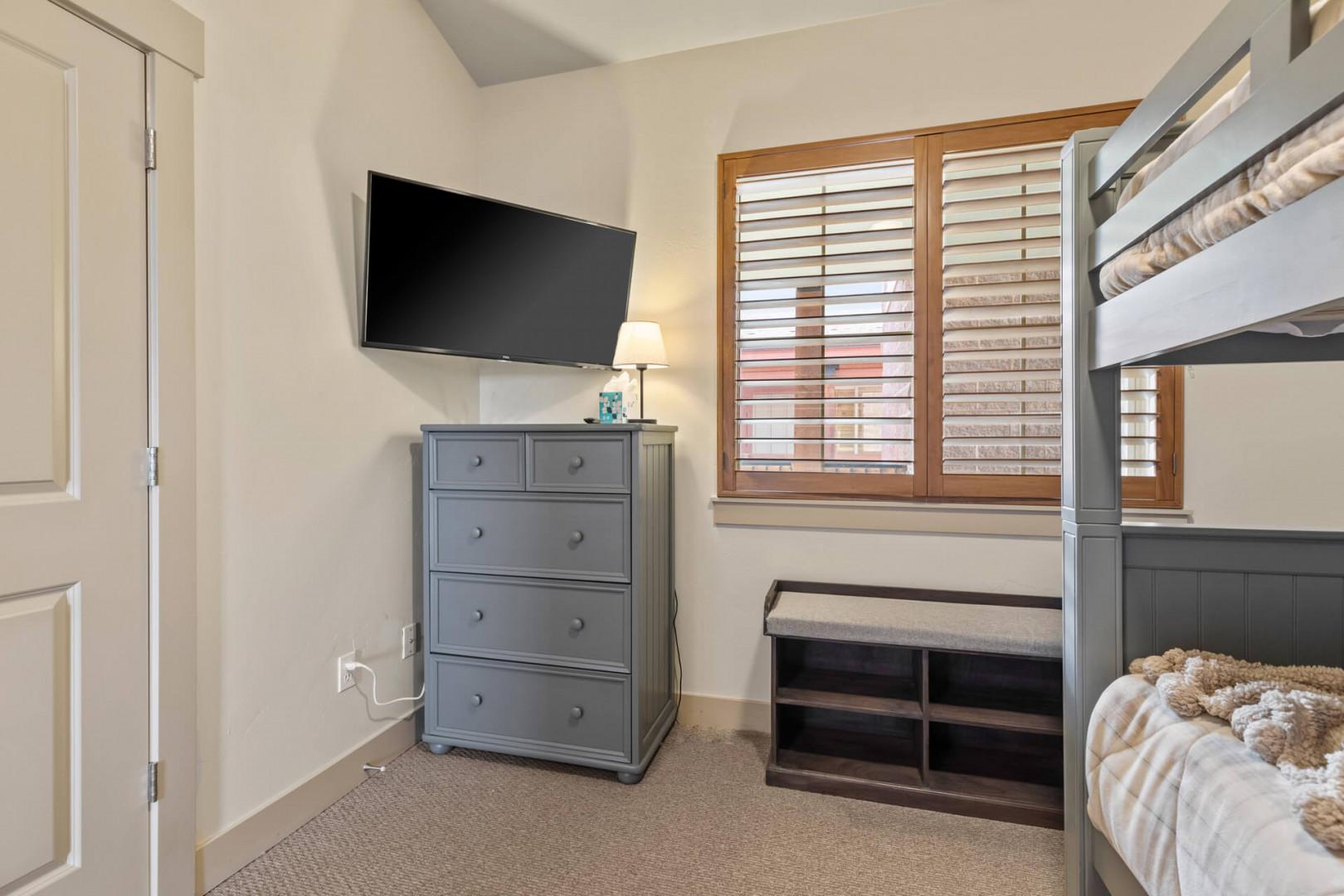 Vacation Rentals in Park City at Bear Hollow Lodges 1304: Guest bedroom with Queen-over-Queen bunkbed and XL Twin trundle