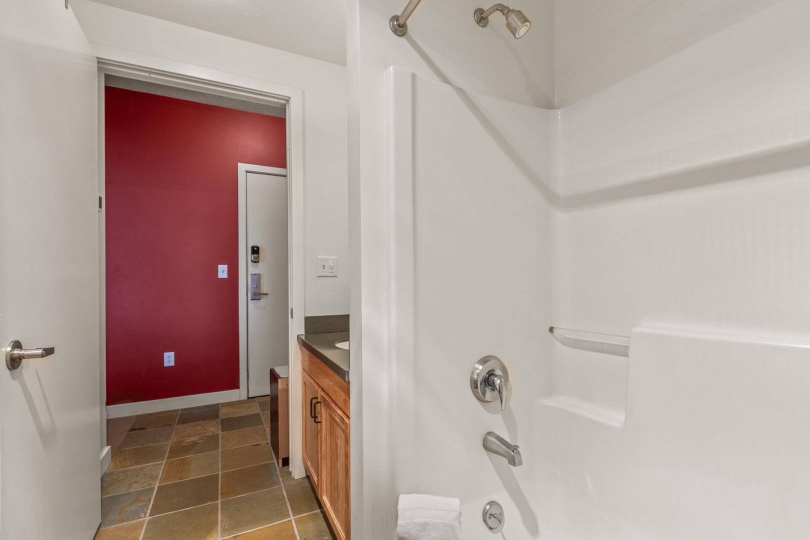 Stillwater Lodge 3005 : Inviting sink and tub shower combo for ultimate relaxation.