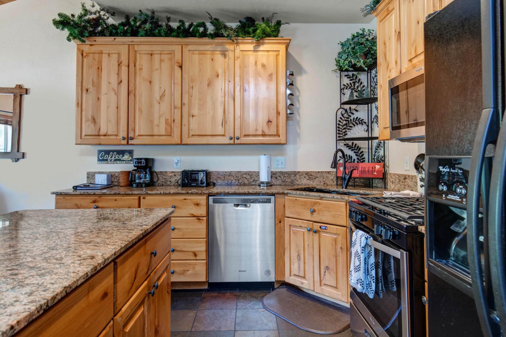 Bear Hollow Lodges 5474: Modern appliances and ample storage in sleek kitchen design.