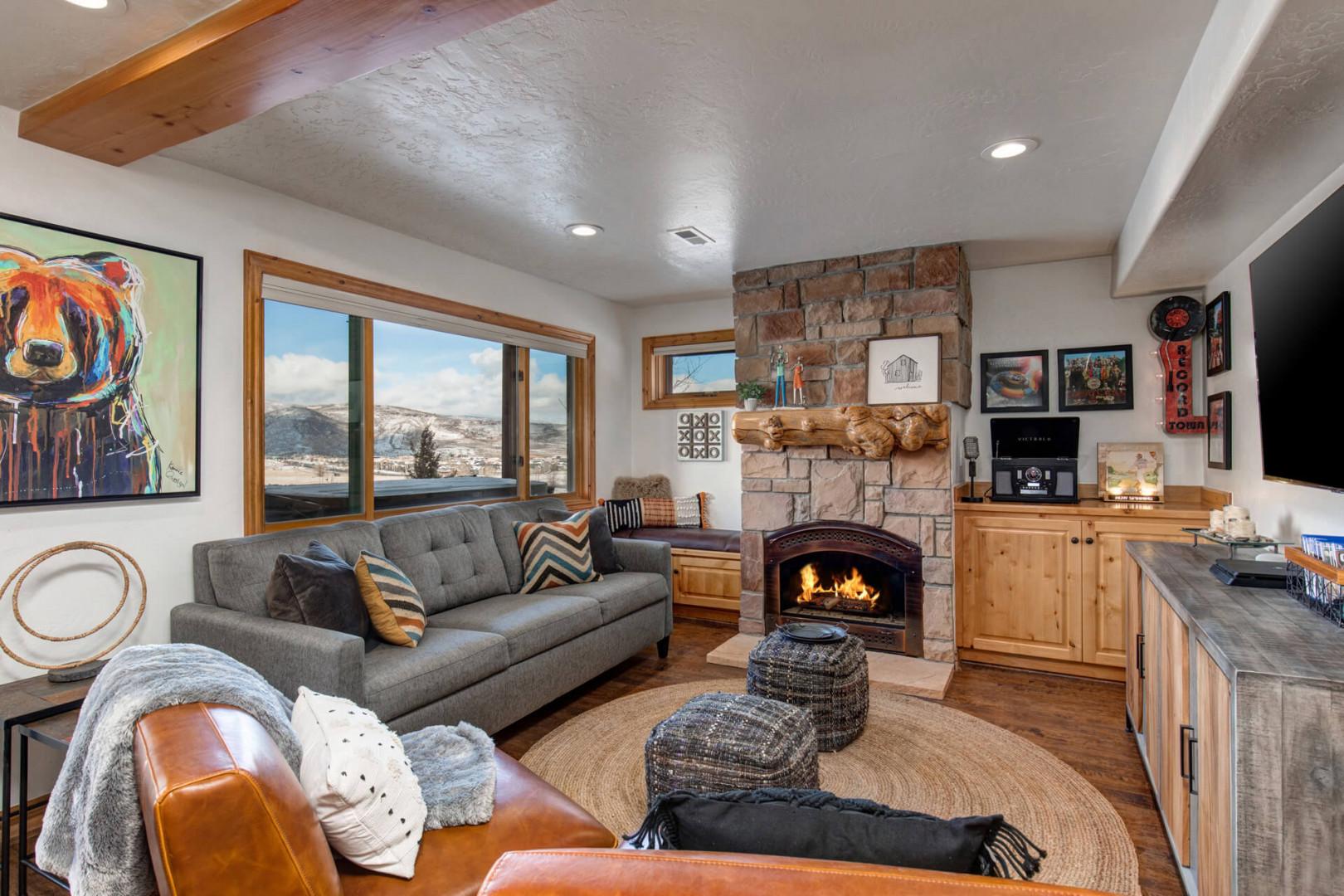 Bear Hollow 5534B: Cozy ambiance with a fireplace and a comfortable sofa set.