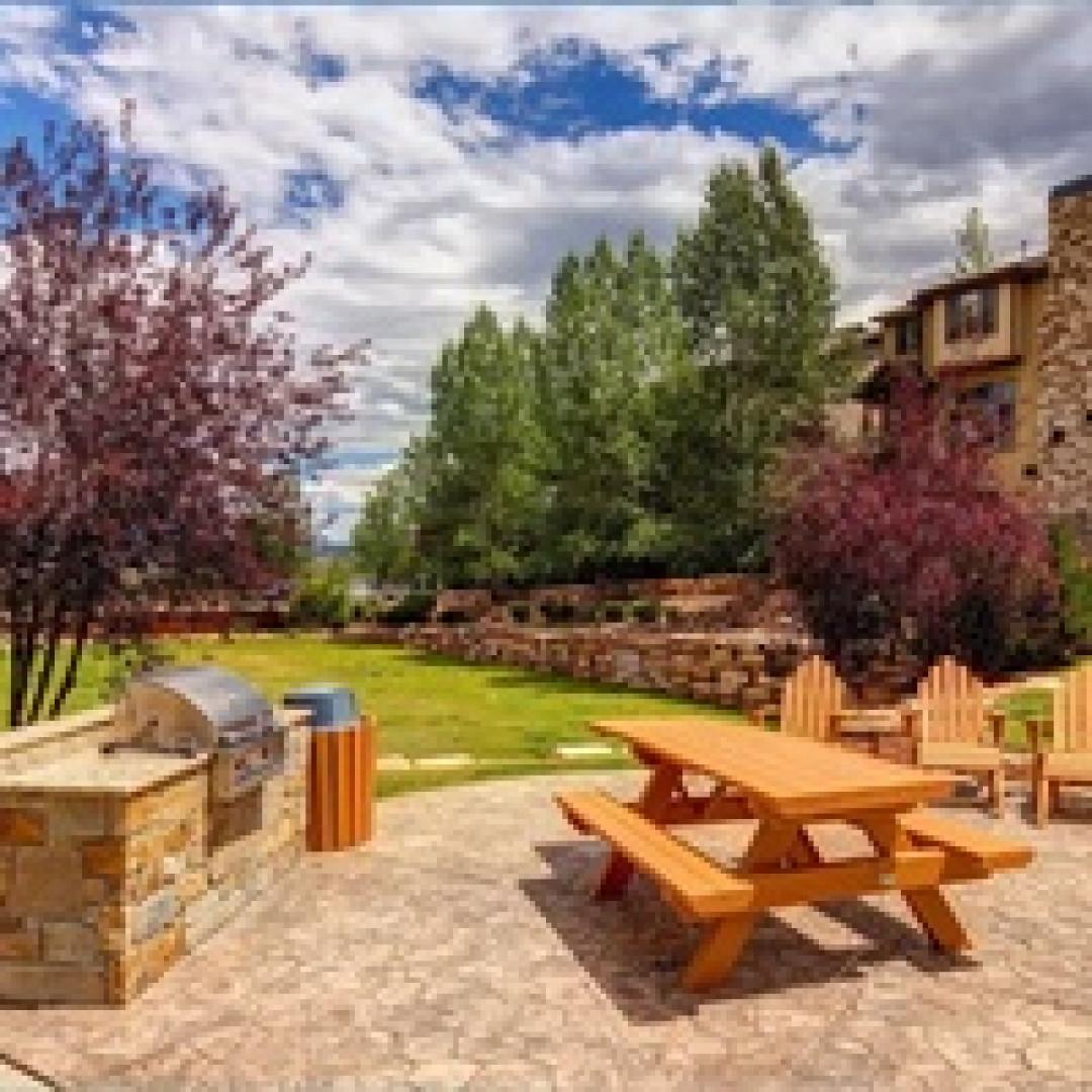 Vacation Rentals in Park City at Bear Hollow Lodges 1304: Community picnic and BBQ area