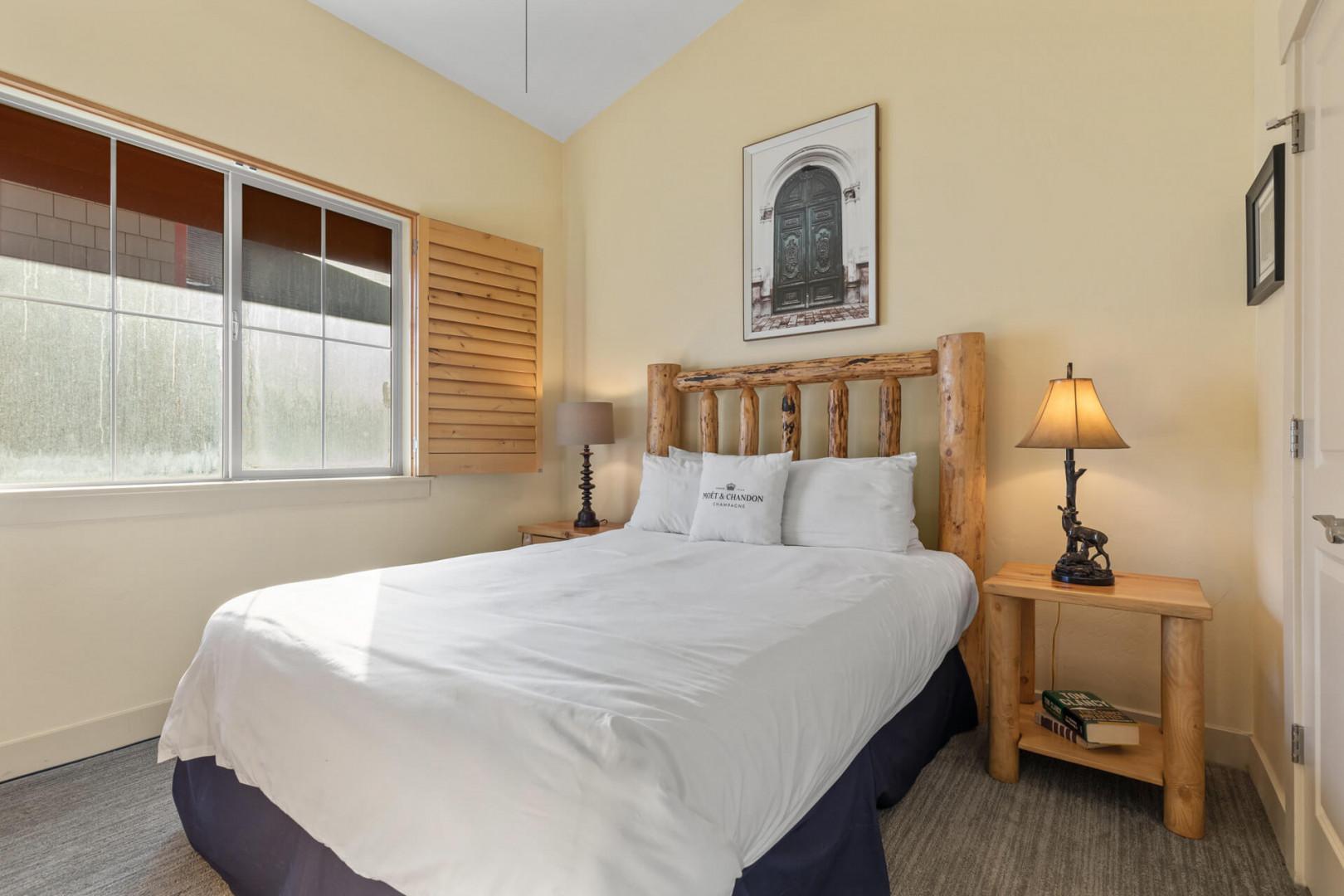 Bear Hollow Lodge 1401: The second guest bedroom has a queen-sized log bed adding to the mountain cabin-like atmosphere.