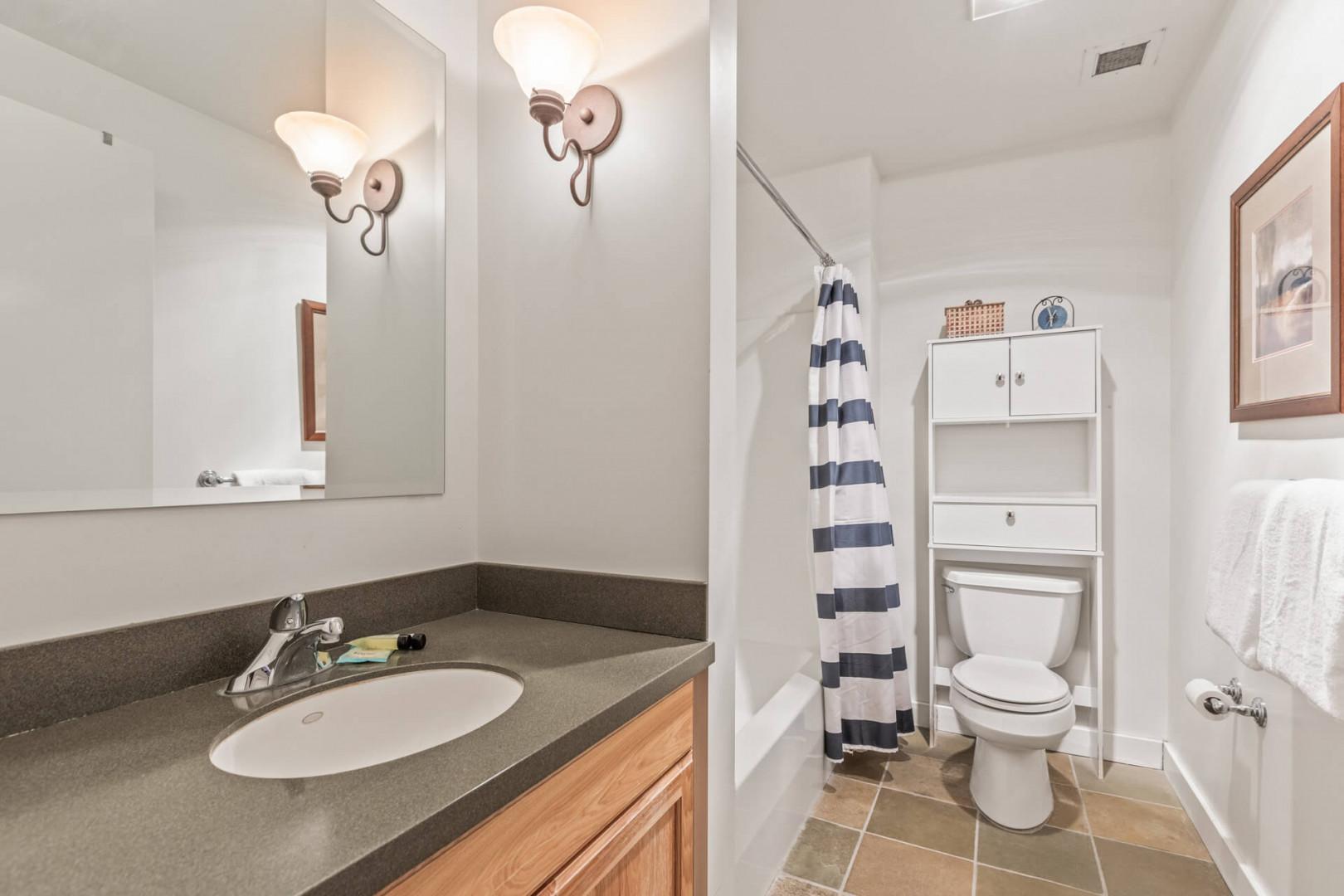 Stillwater Lodge 3005: Sleek sink, mirror, toilet, and convenient tub shower combo.