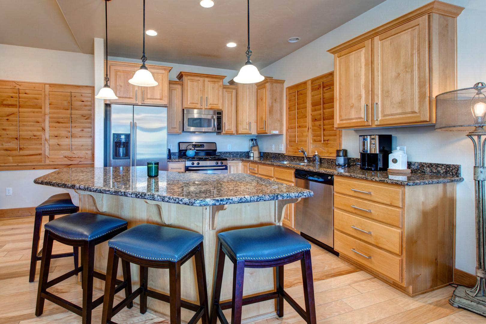 Bear Hollow Lodges 3307: Countertop seating for four, at the kitchen makes for shared meal preparation, meals in or even games for the group.