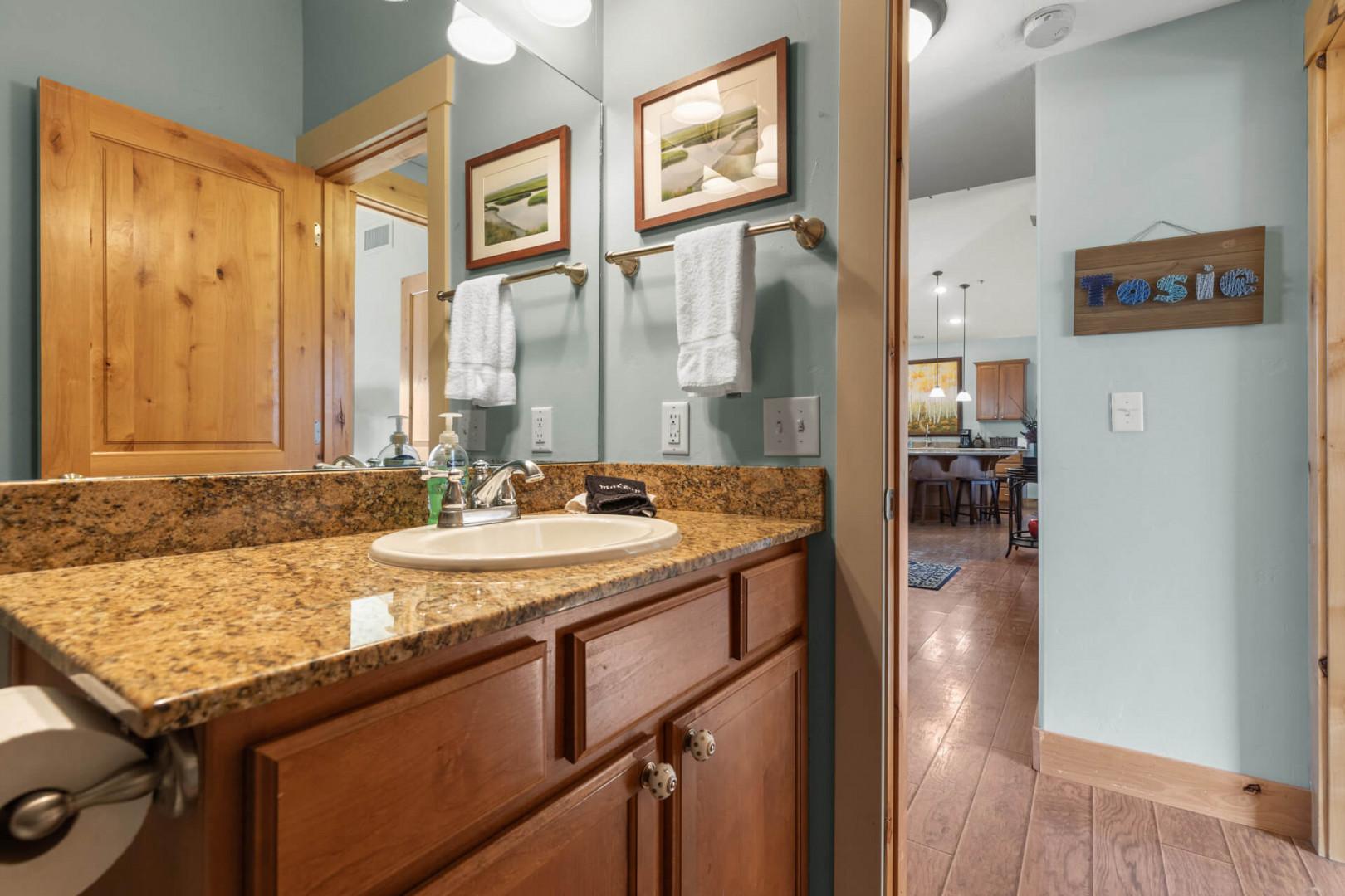 Bear Hollow Lodge 1401: The second full bathroom with a tub/shower combo is accessible from the hallway, steps away from the second and third bedrooms