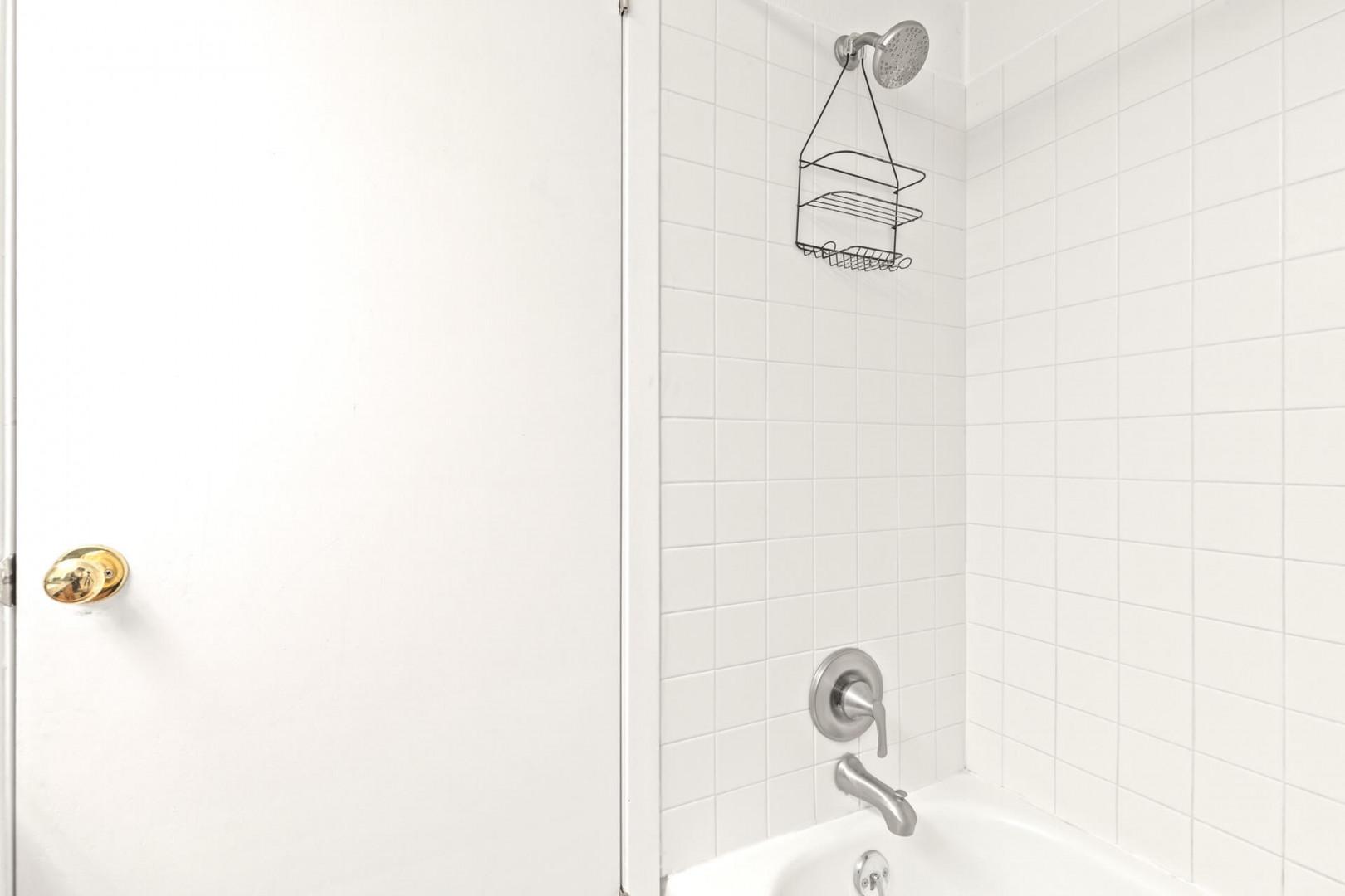 Powderwood 12N: Relaxing soak awaits in this convenient tub shower combo.