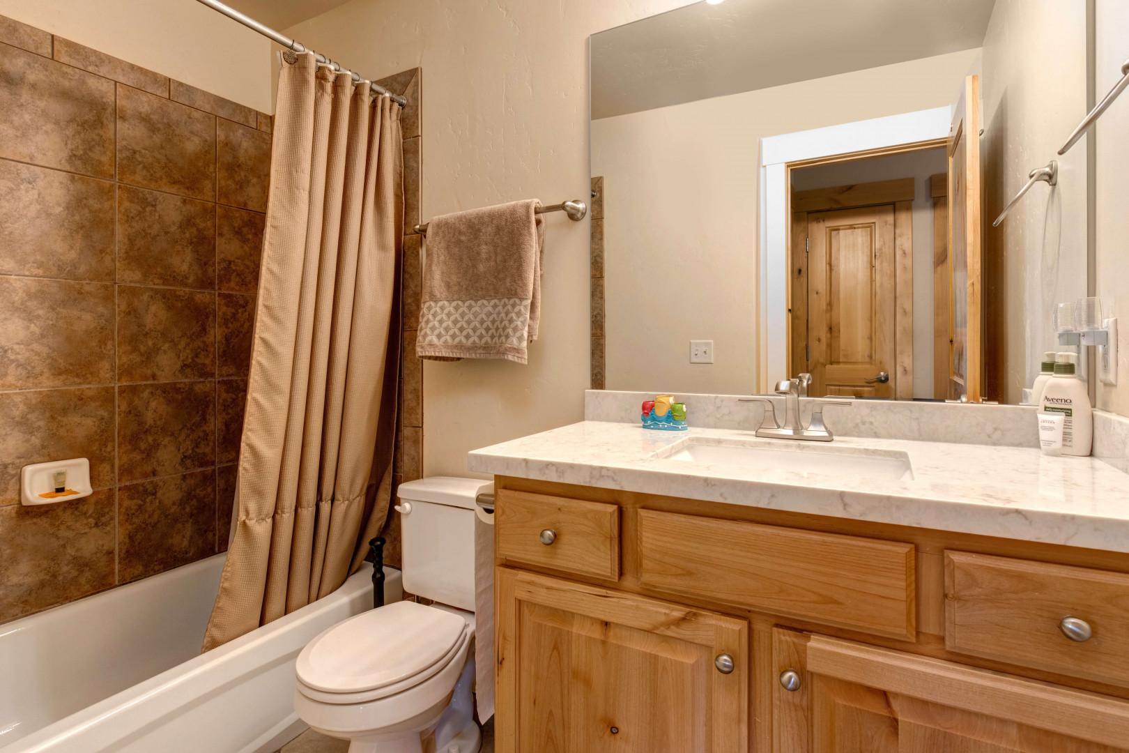 Bear Hollow Village 5639: Sleek sink, mirror, toilet, and convenient tub shower combo.