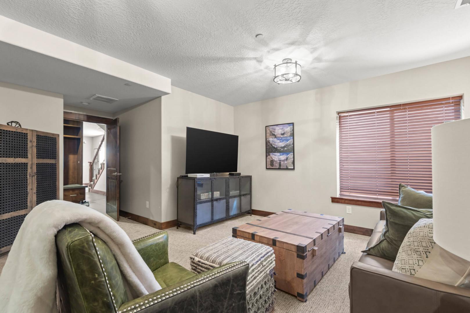 Retreat at Jordanelle 811: Lower level bedroom/den with TV and comfortable seating