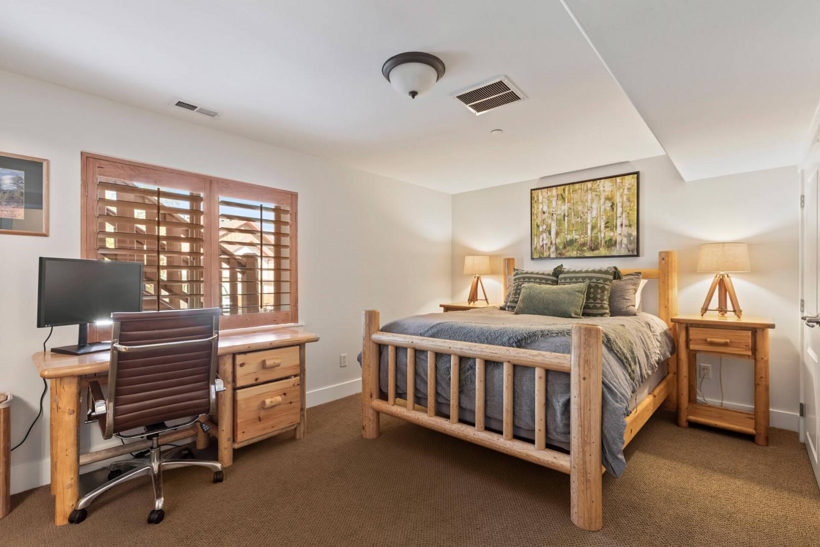 Bear Hollow Village 5595: Cozy bed by the window, perfect for working or daydreaming."