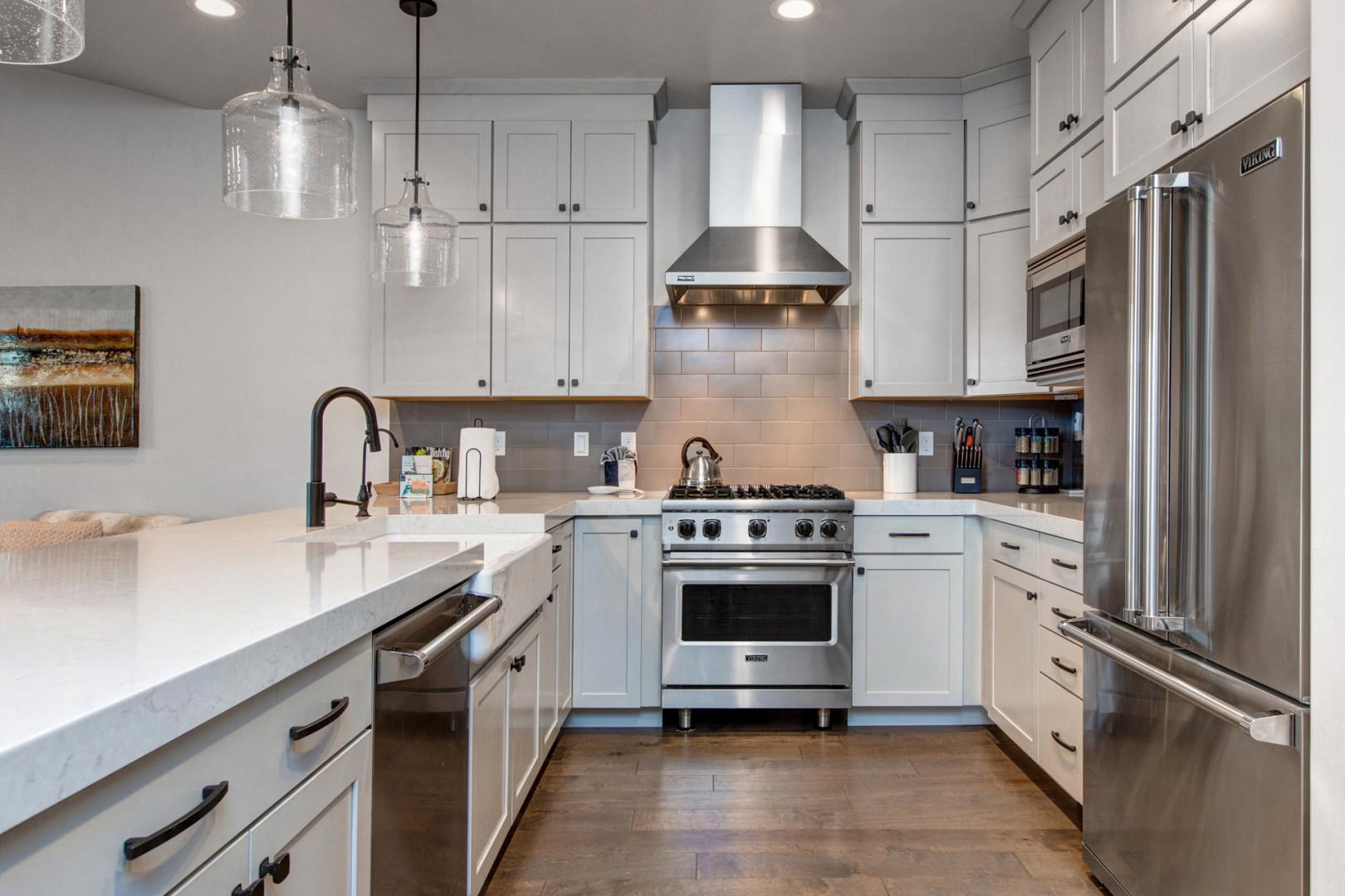 Black Rock Ridge 14494: Modern appliances and ample storage in sleek kitchen design.