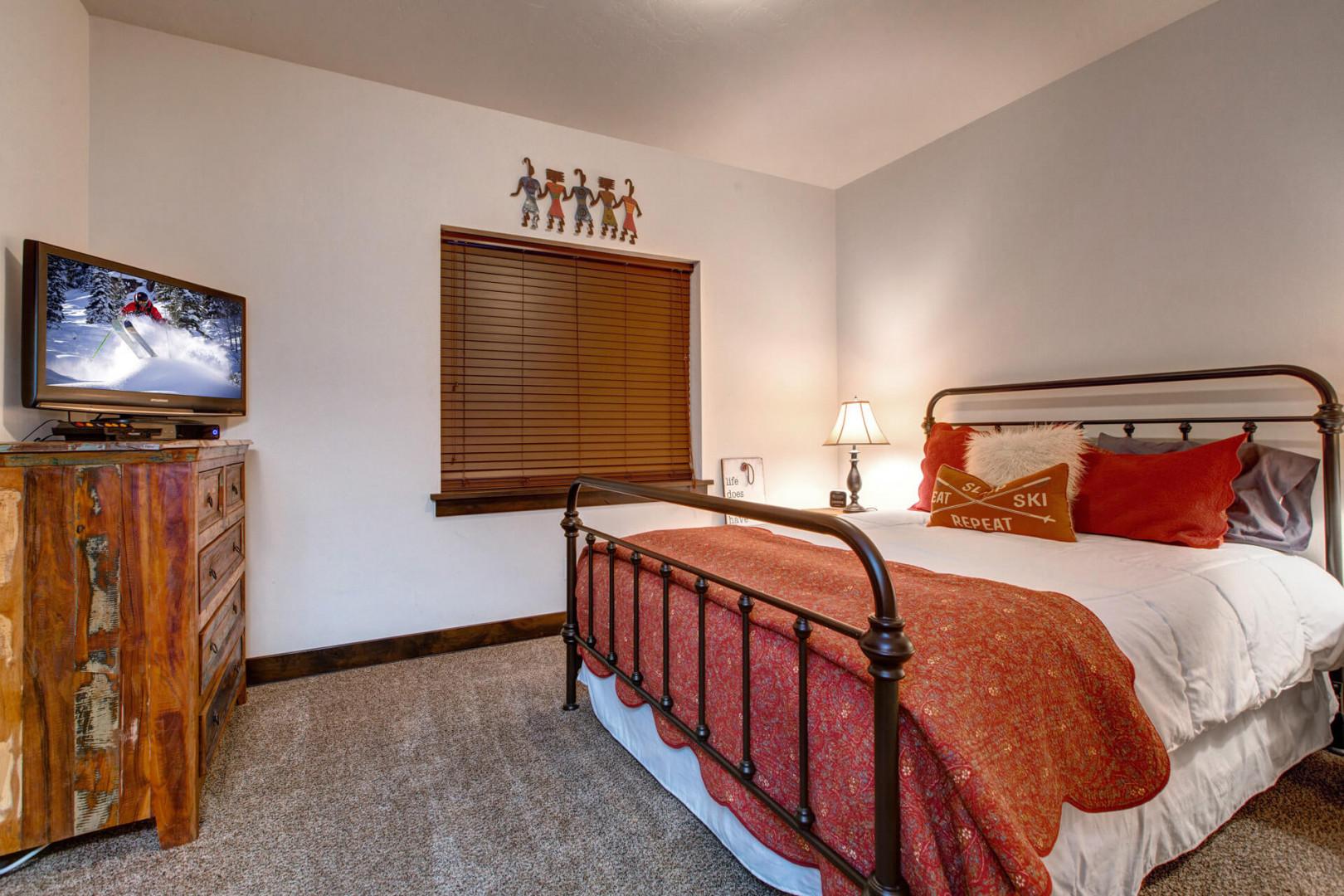 Bear Hollow Ridge 2308: The first guest room also has a Queen-sized bed, HD Television,