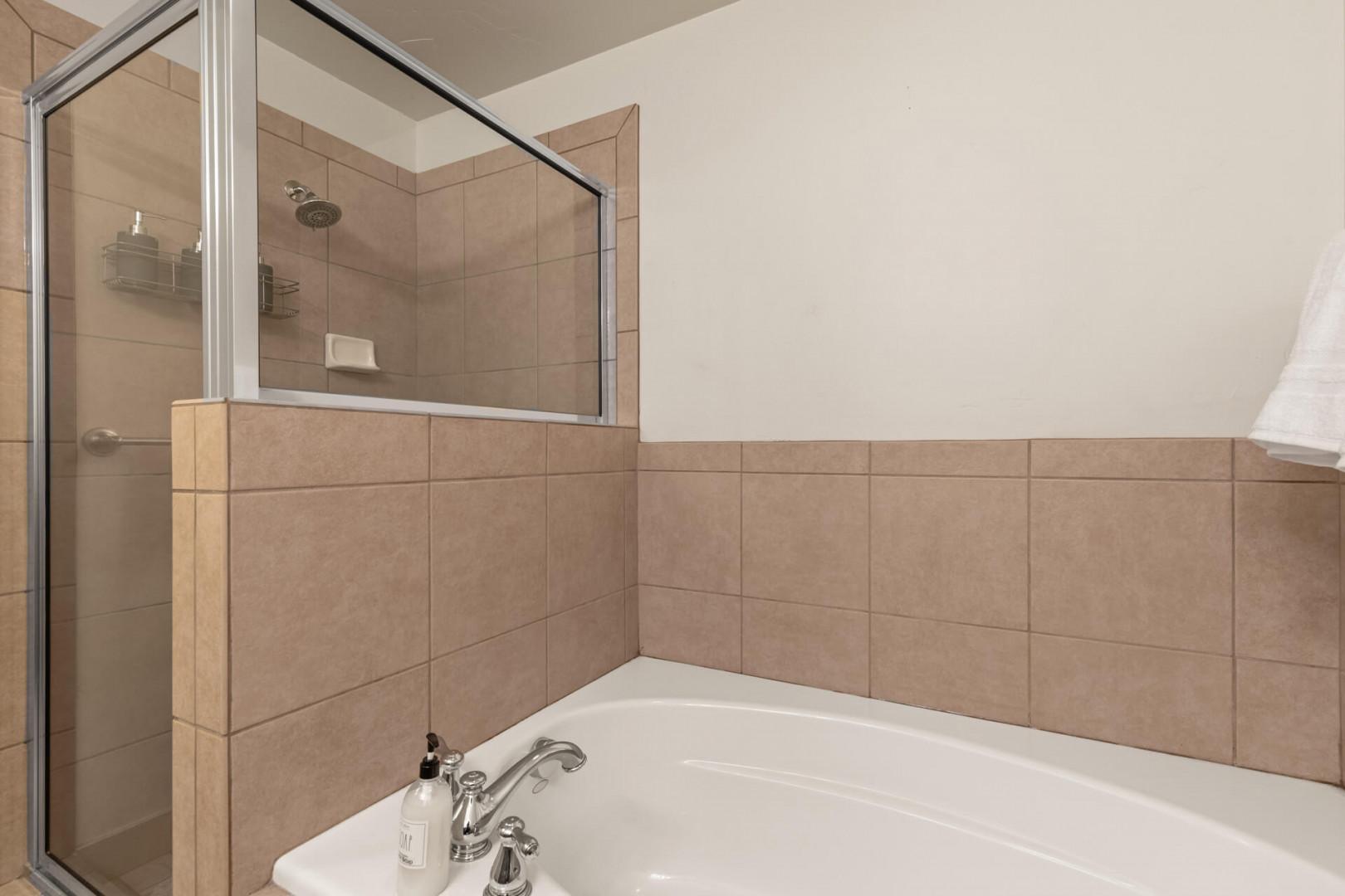Vacation Rentals in Park City at Bear Hollow Lodges 1304: Primary ensuite bathroom soaking tub